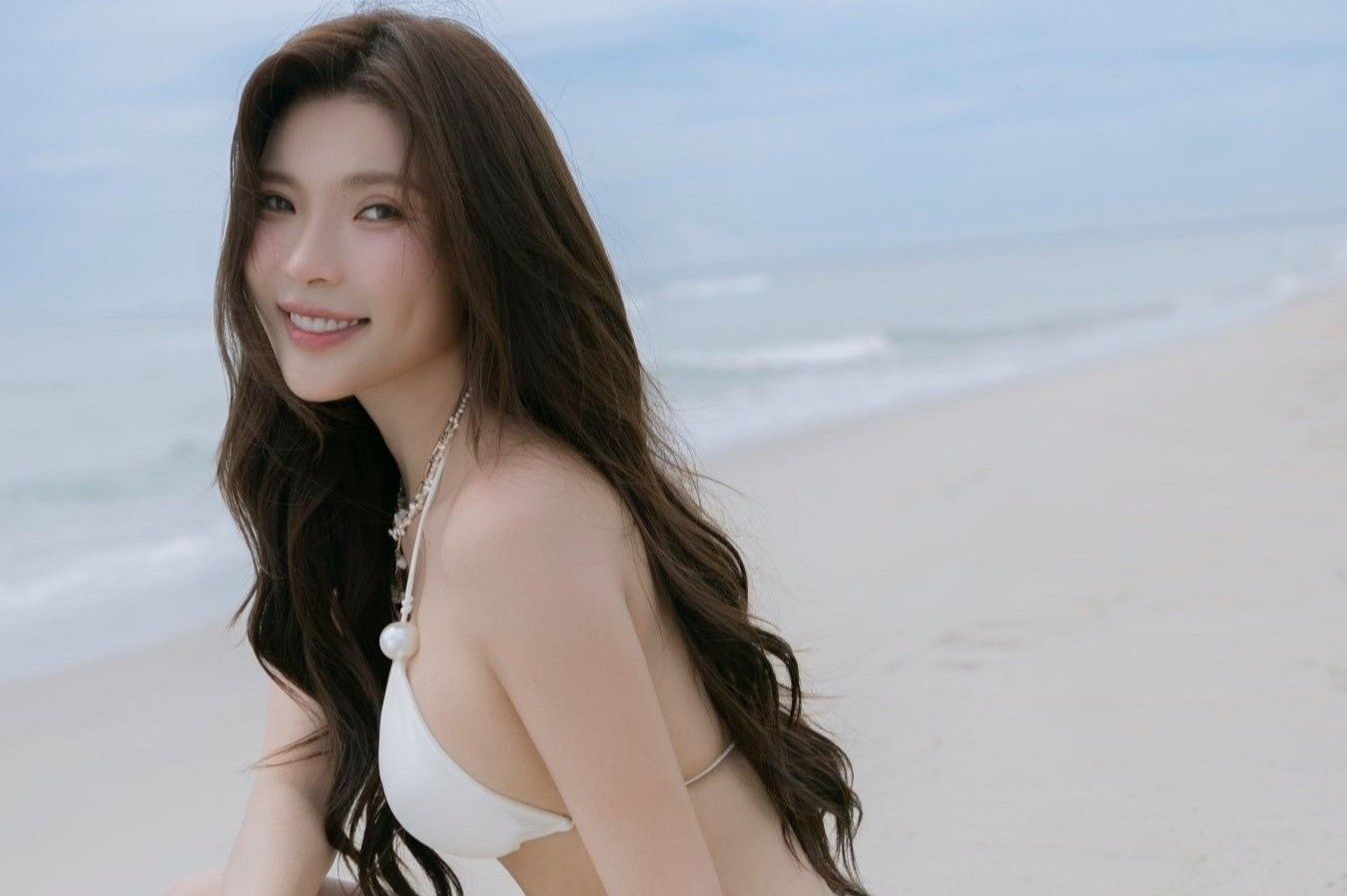 Nu hon tren san khau day Thuy Diem vao on ao hinh anh