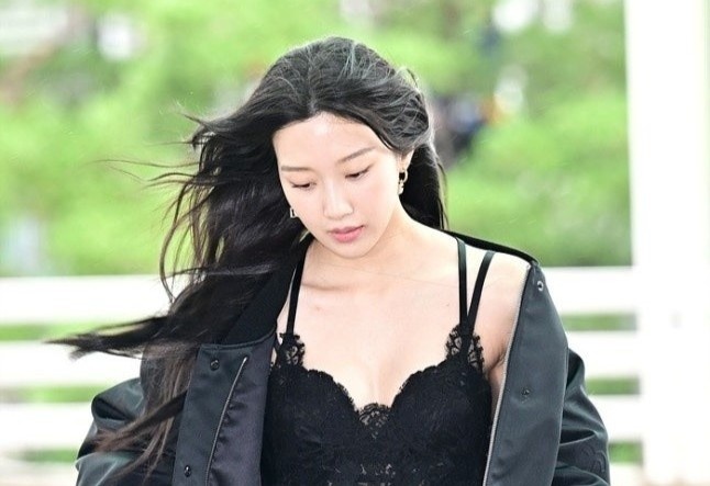 Nu dien vien mac vay ngu ra san bay hinh anh