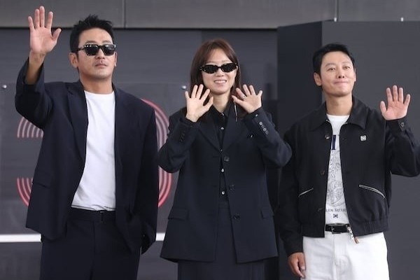 Dan dien vien bi chi trich vi den muon, khong xin loi hinh anh