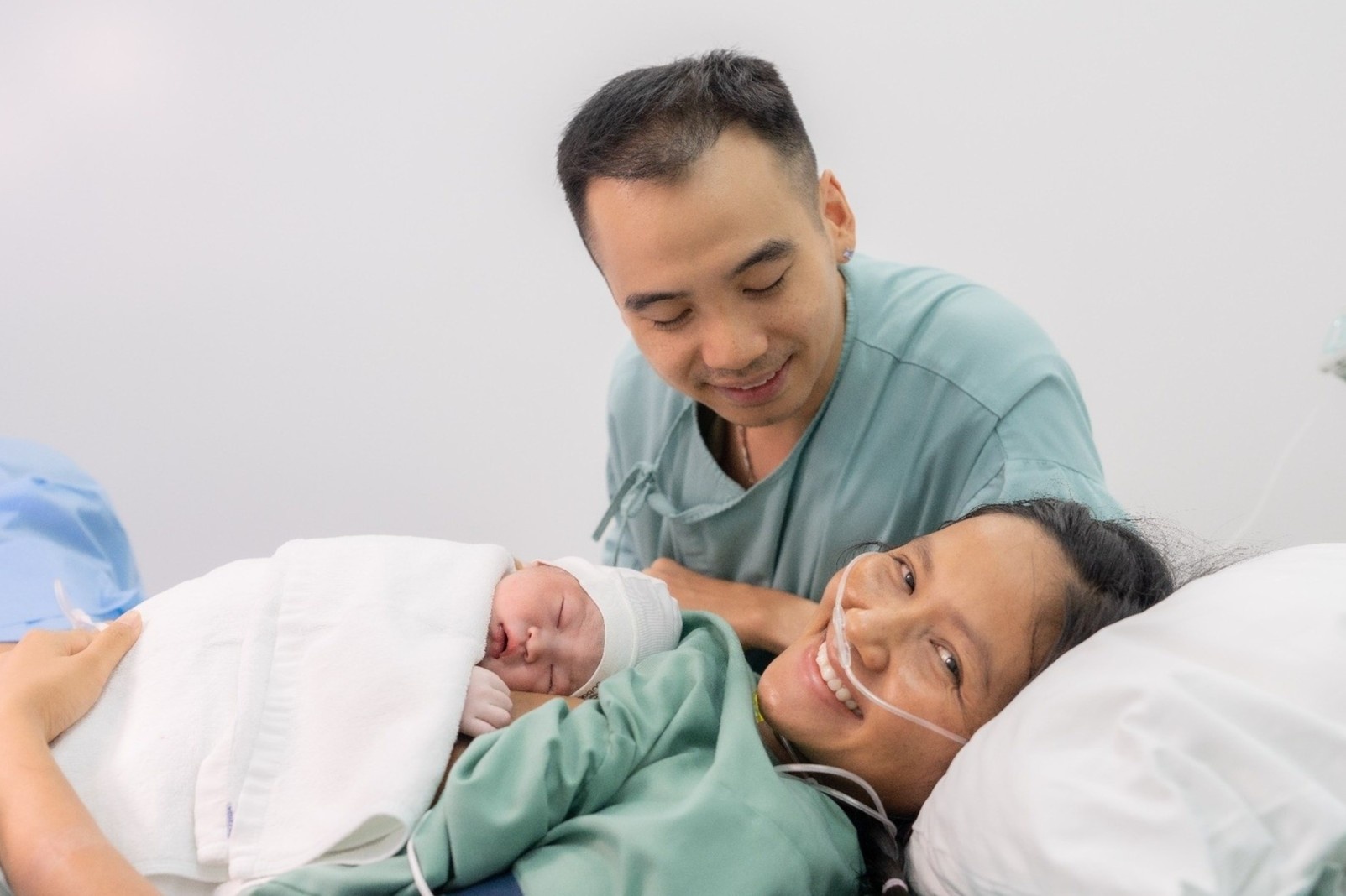 H'Hen Nie sinh con hinh anh