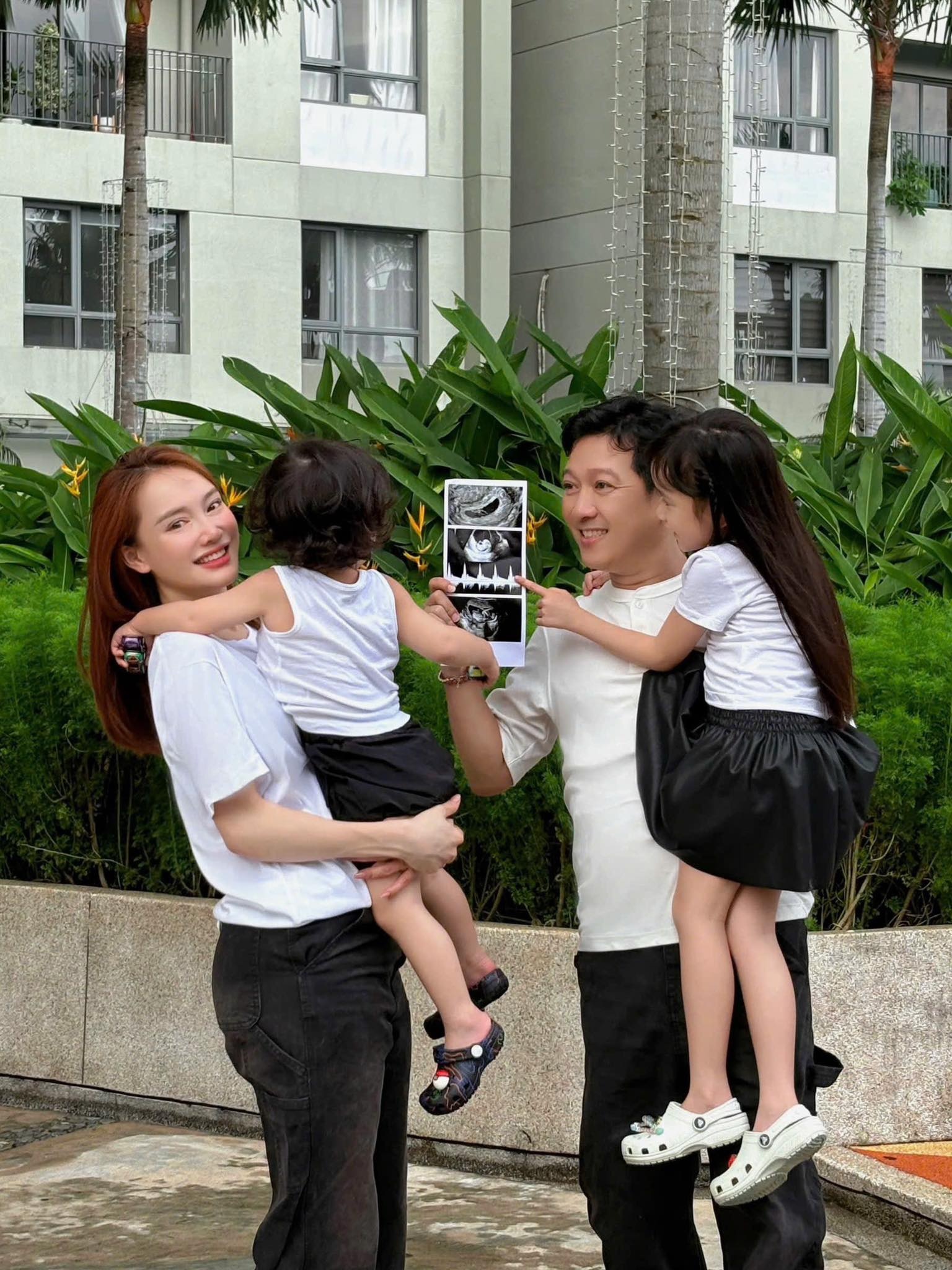 Nhã Phương mang thai lần 3 Trường Giang hạnh phúc khoe tin vui