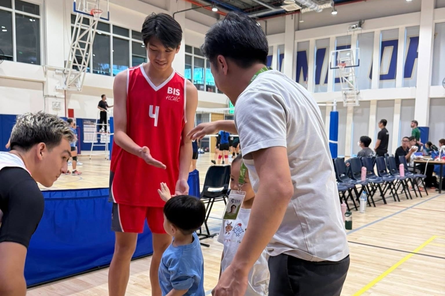 Doanh nhan Nguyen Quoc Cuong co vu con trai dau bong chuyen hinh anh