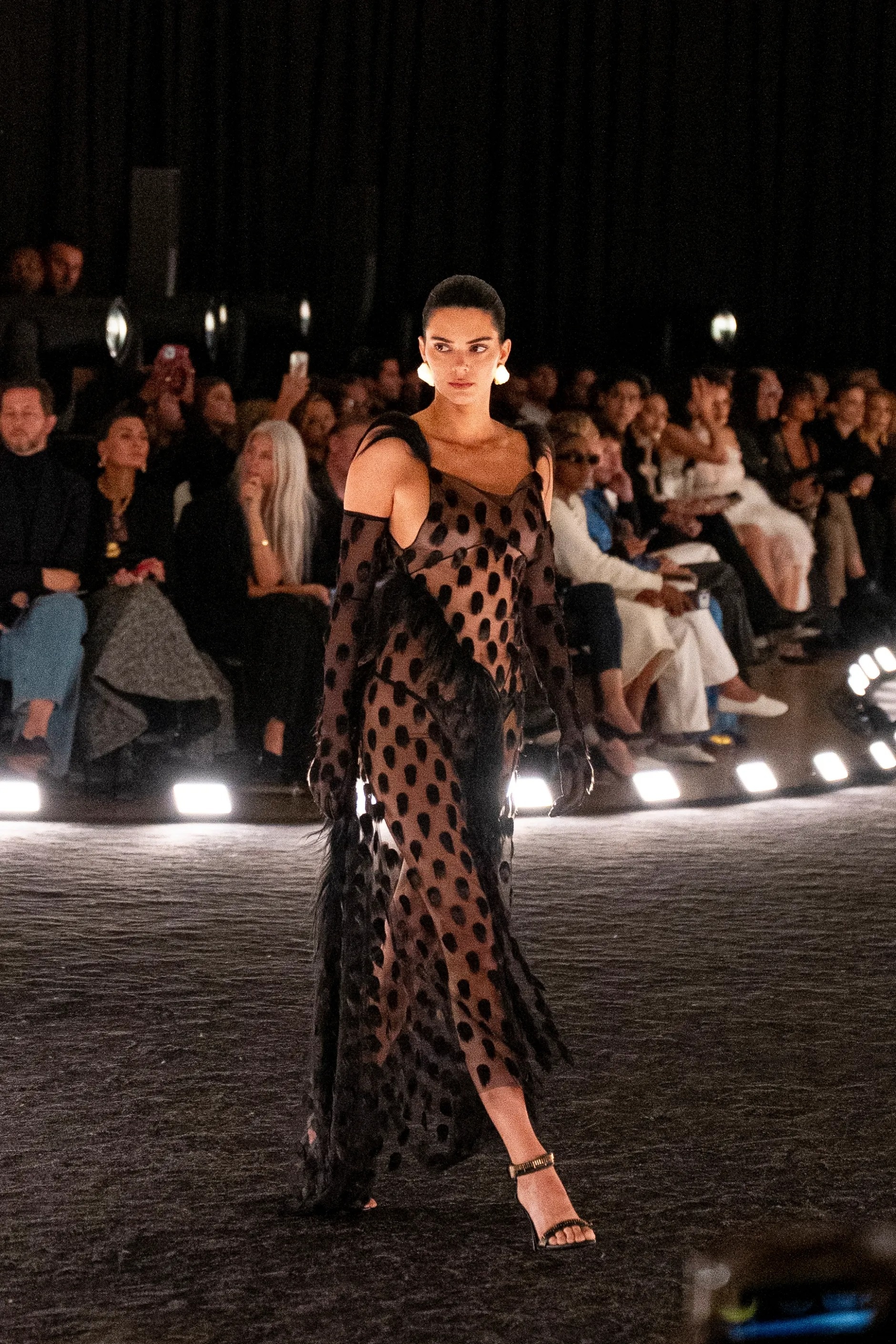 kendall_jenner_stunned_runway_wa.jpg