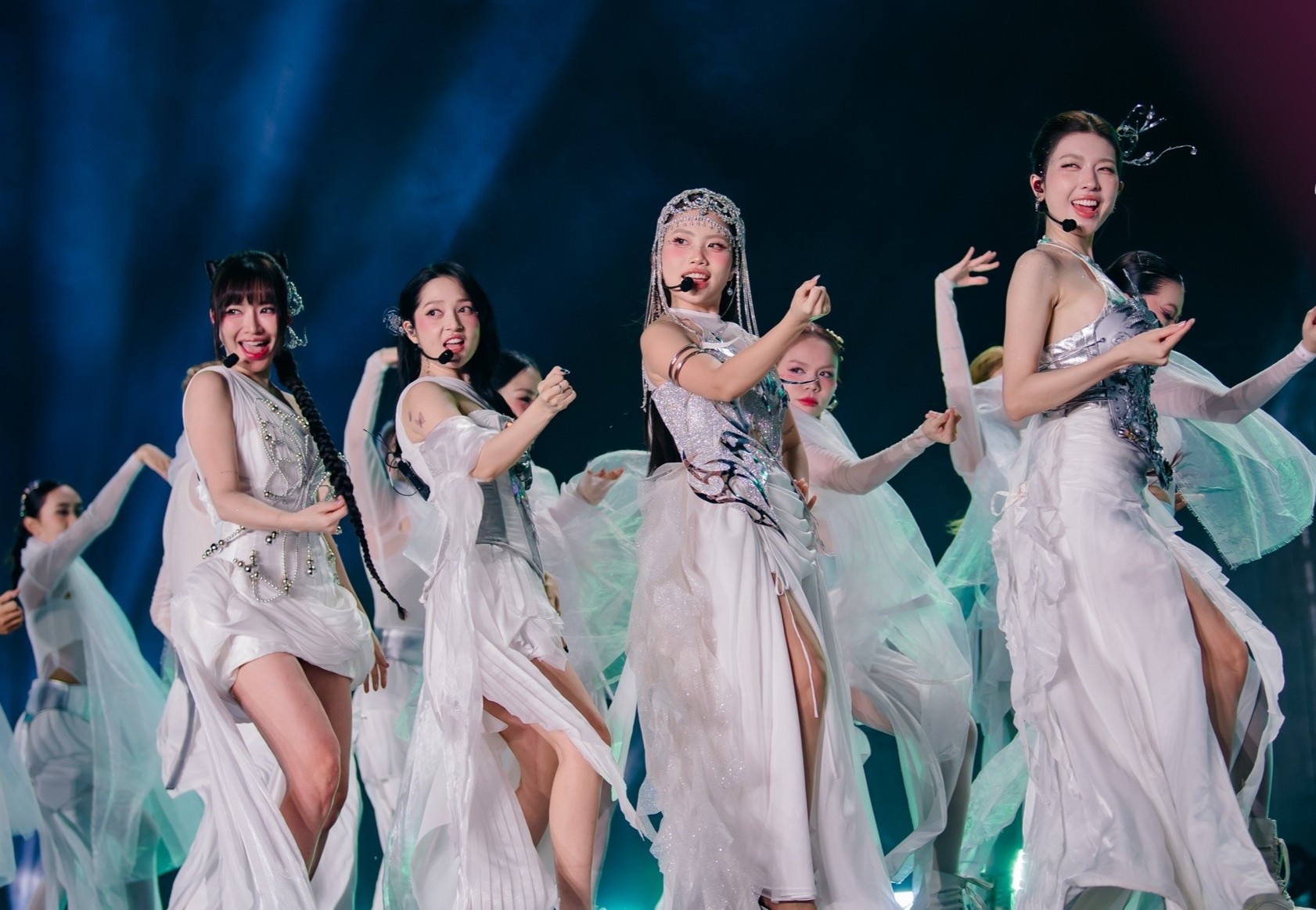 Concert Em xinh “say hi” bùng nổ tại Mỹ Đình, Phương Ly gây chú ý