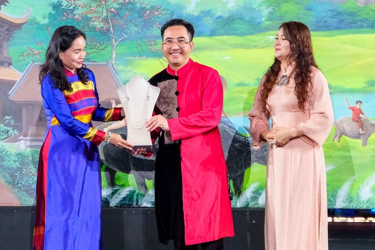 Viet Anh di xem Quynh Nga trinh dien thoi trang hinh anh