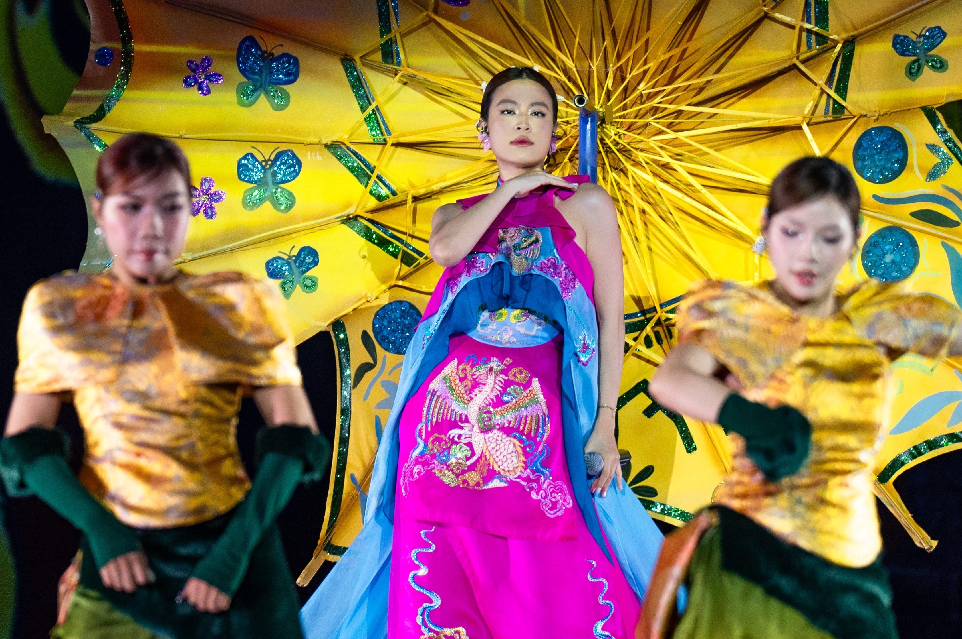 Hoang Thuy Linh hat 'See tinh' khuay dong khan gia hinh anh