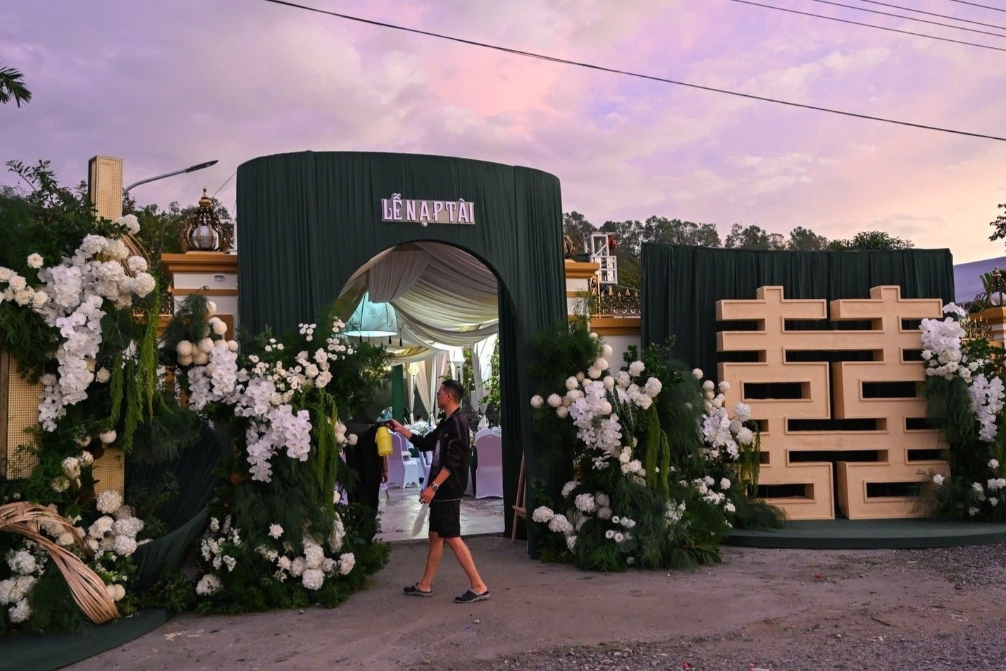 Hinh anh tai nha Do Thi Ha o le an hoi voi thieu gia Tap doan Son Hai hinh anh