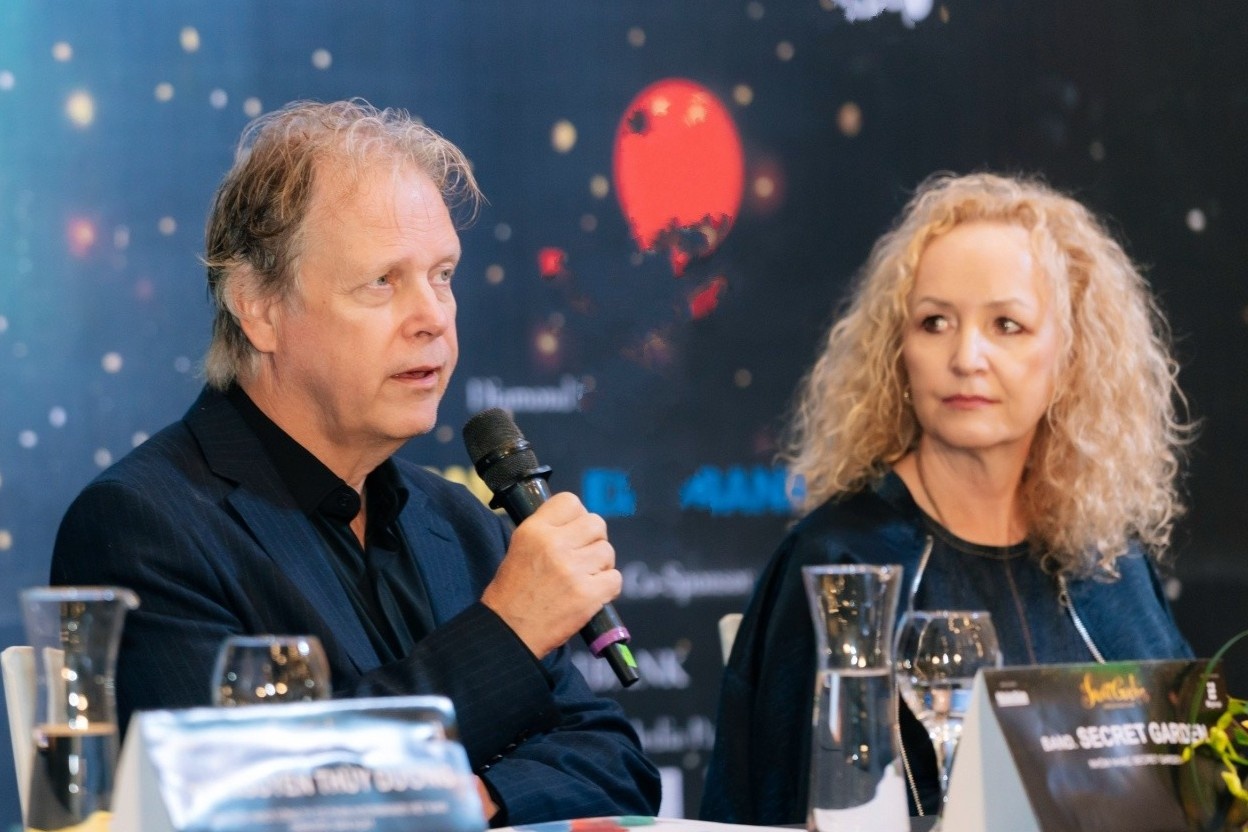 Nhom nhac chau Au mang 2 tan thiet bi toi Ha Noi bieu dien hinh anh