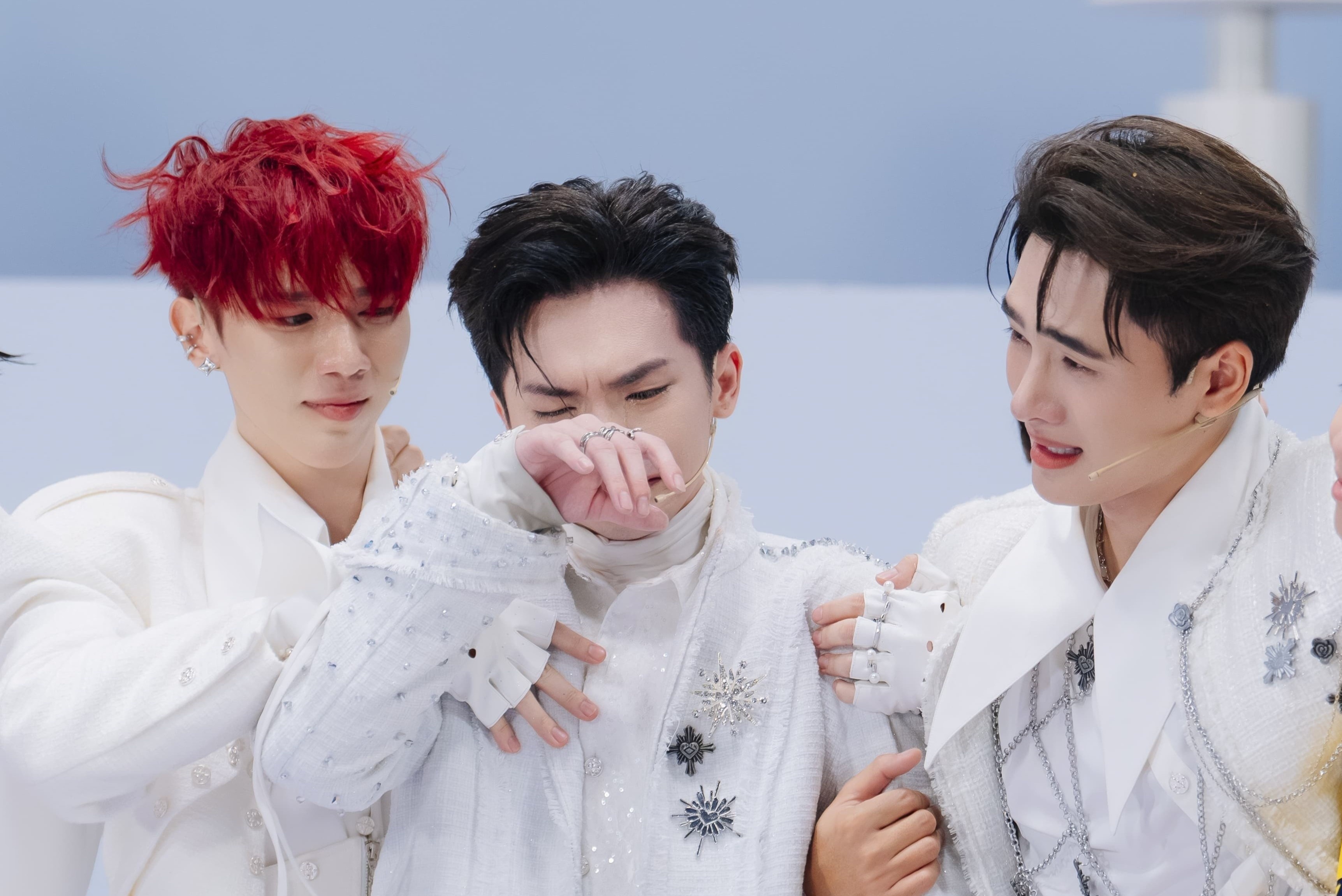 Tran Thanh thong bao soc o Anh trai ‘say hi’ hinh anh