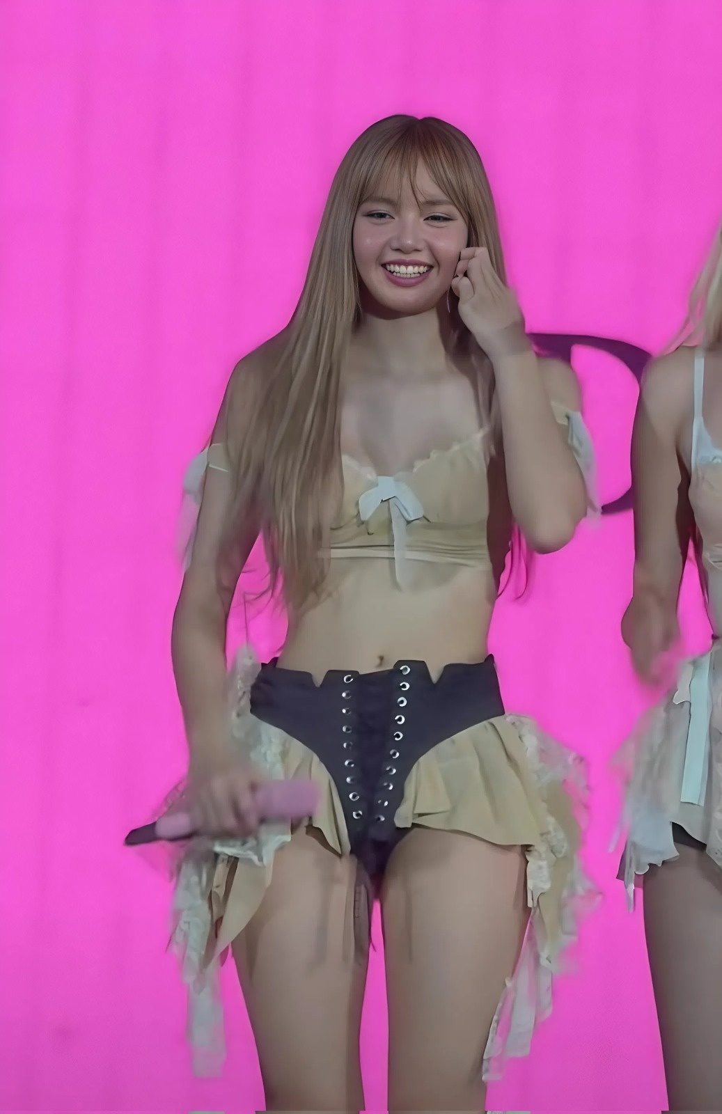Lisa mặc trang phục táo bạo với vũ đạo gây sốc. Ảnh: Fansite.