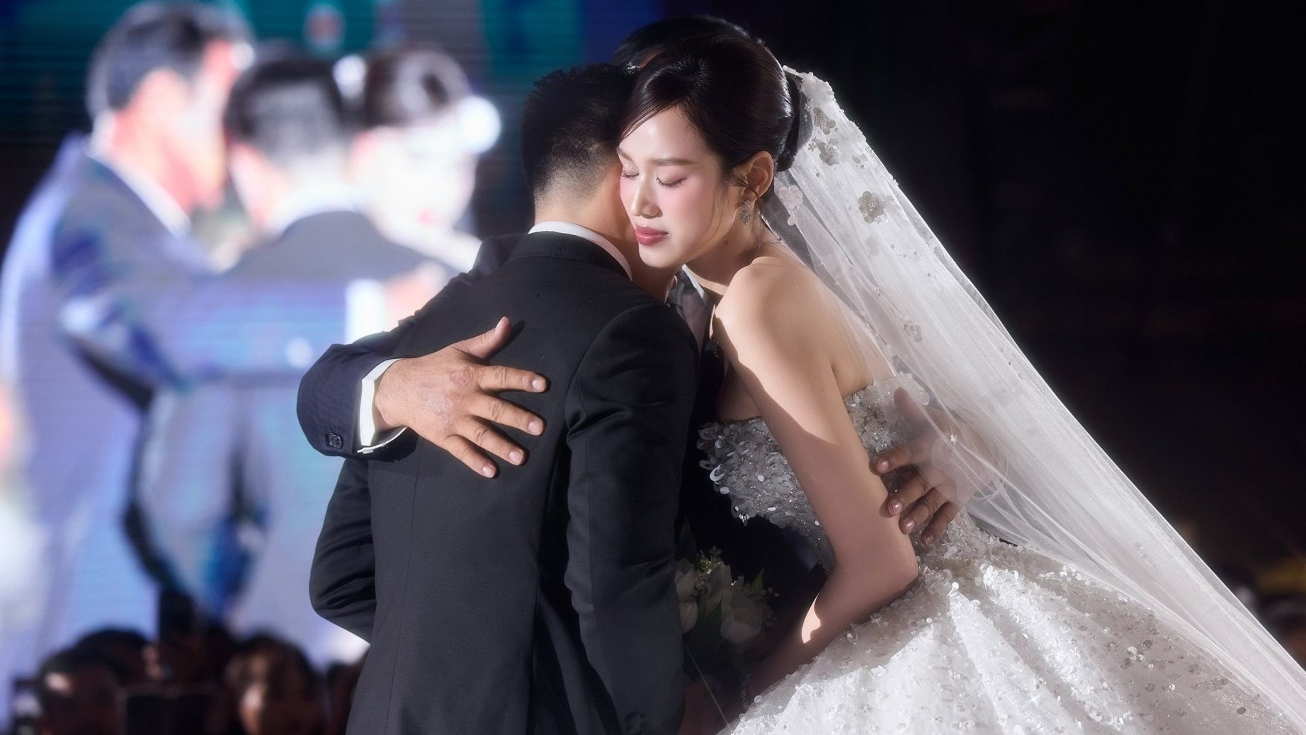 Tiec cuoi hoanh trang cua Do Thi Ha va chong thieu gia hinh anh