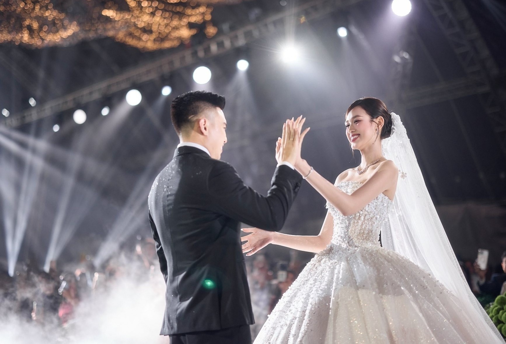Tiệc cưới hoành tráng của Đỗ Thị Hà và chồng thiếu gia
