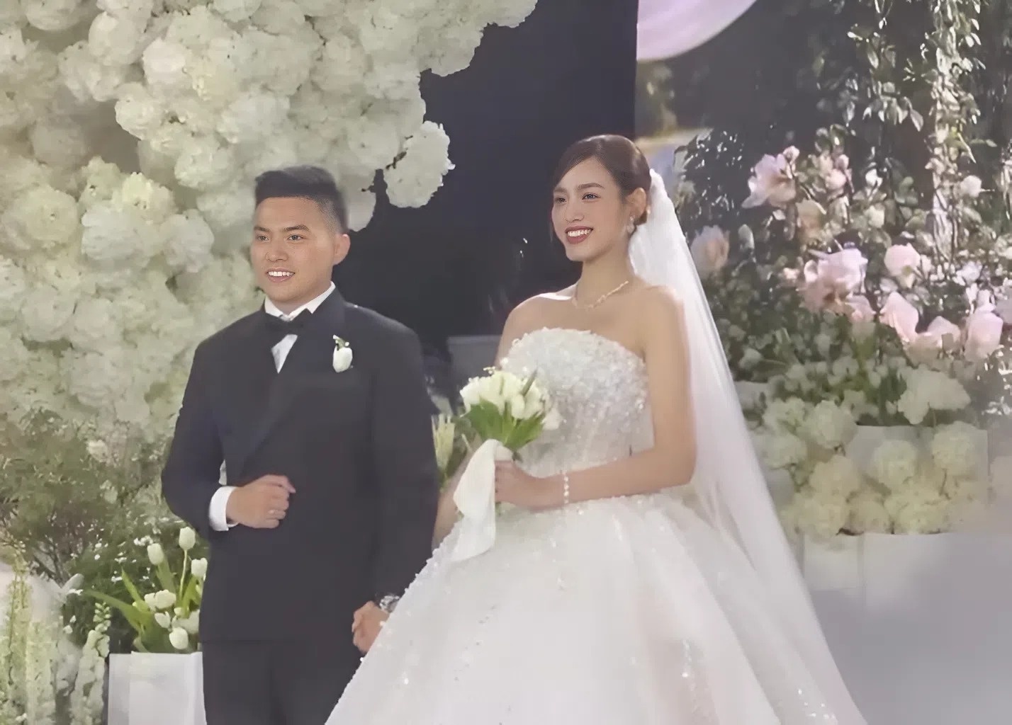 Do Thi Ha va chong thieu gia trao nu hon ngot ngao hinh anh