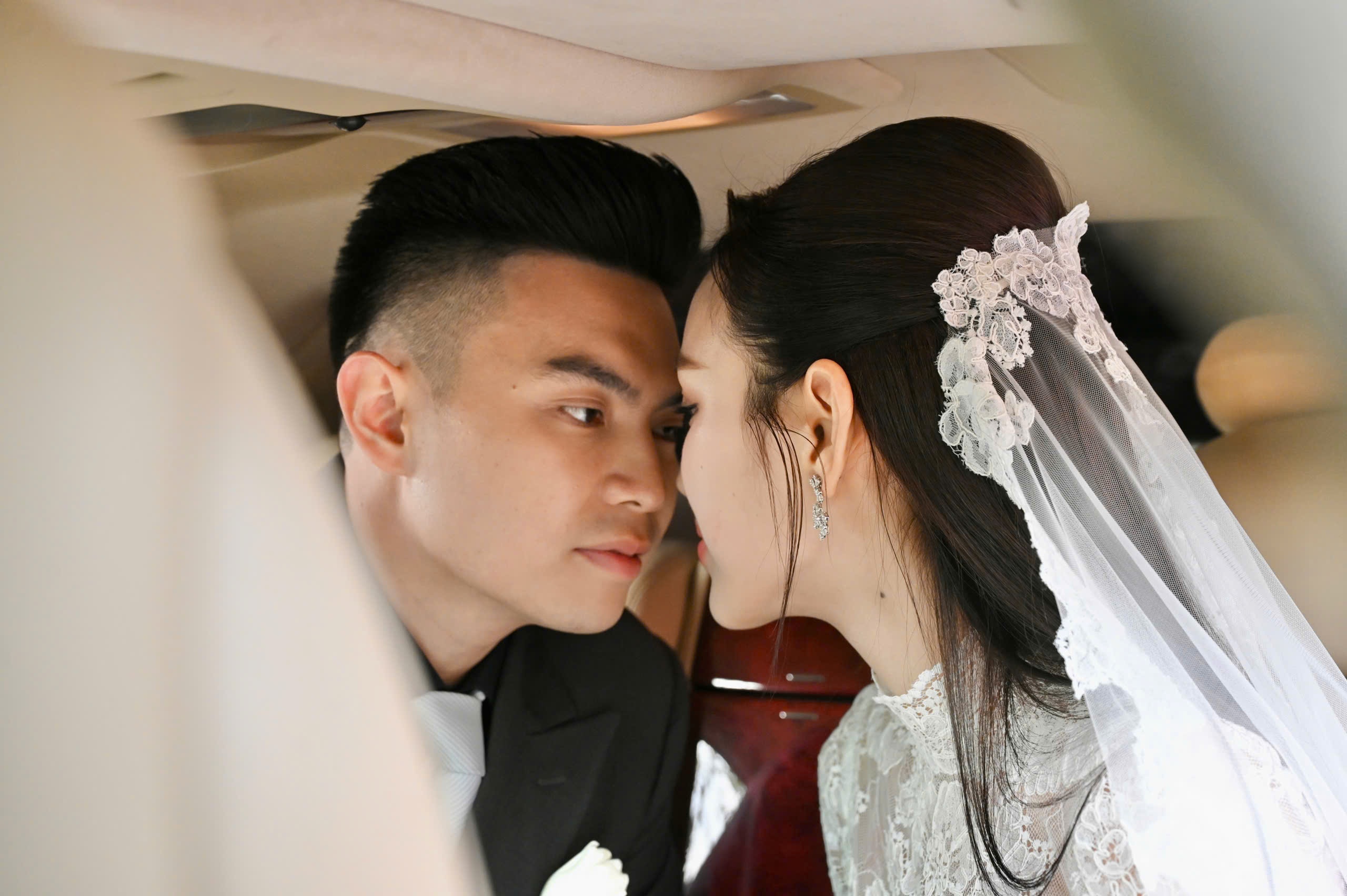 Do Thi Ha bat khoc o le cuoi voi Tong giam doc Tap doan Son Hai hinh anh