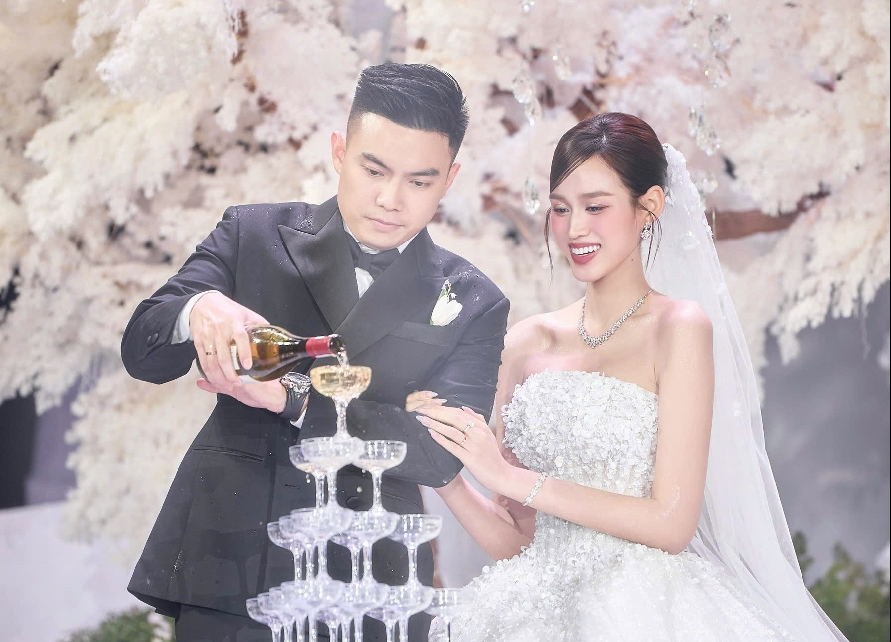 Tiệc cưới hoành tráng của Đỗ Thị Hà và chồng thiếu gia