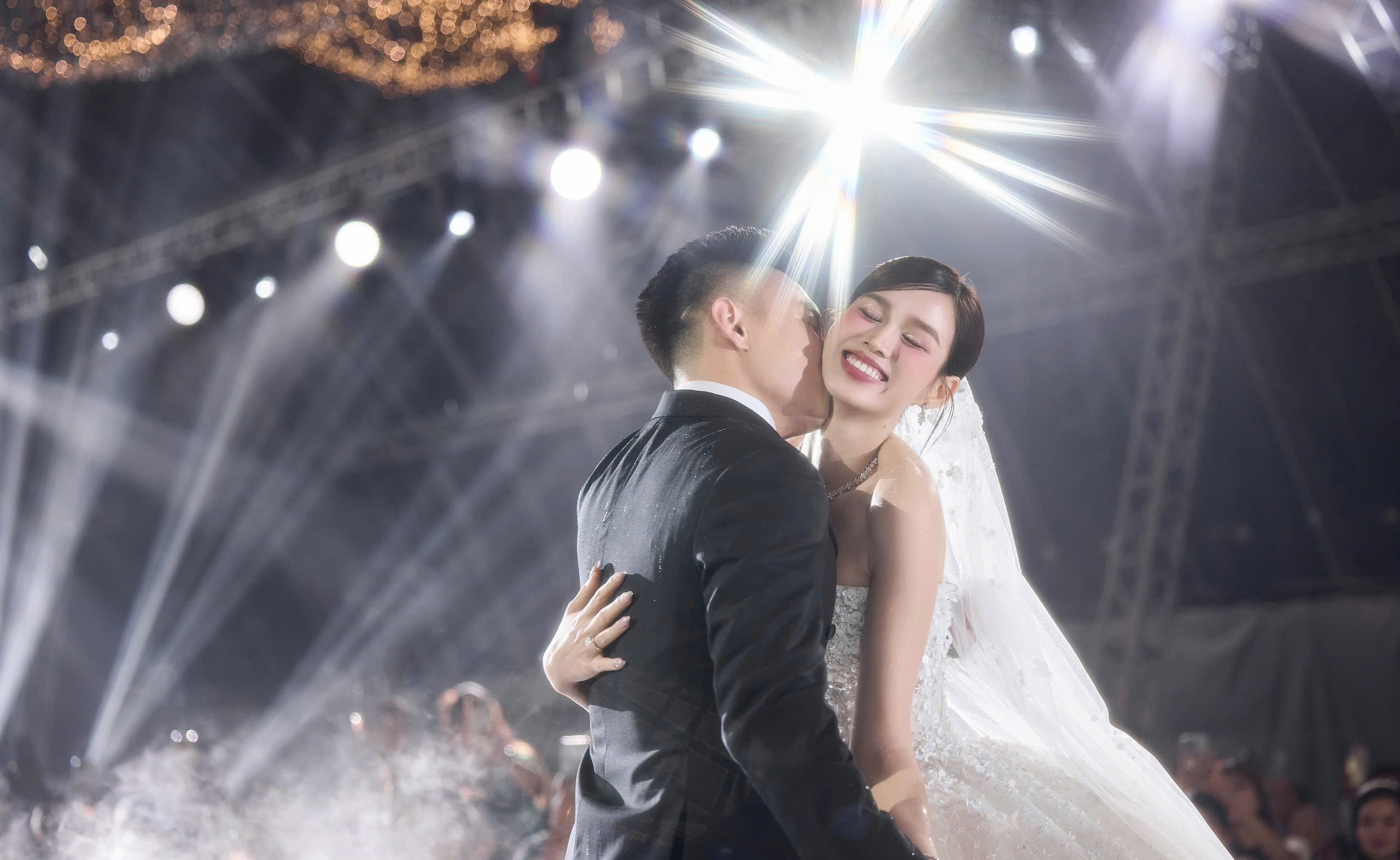 Tiệc cưới hoành tráng của Đỗ Thị Hà và chồng thiếu gia