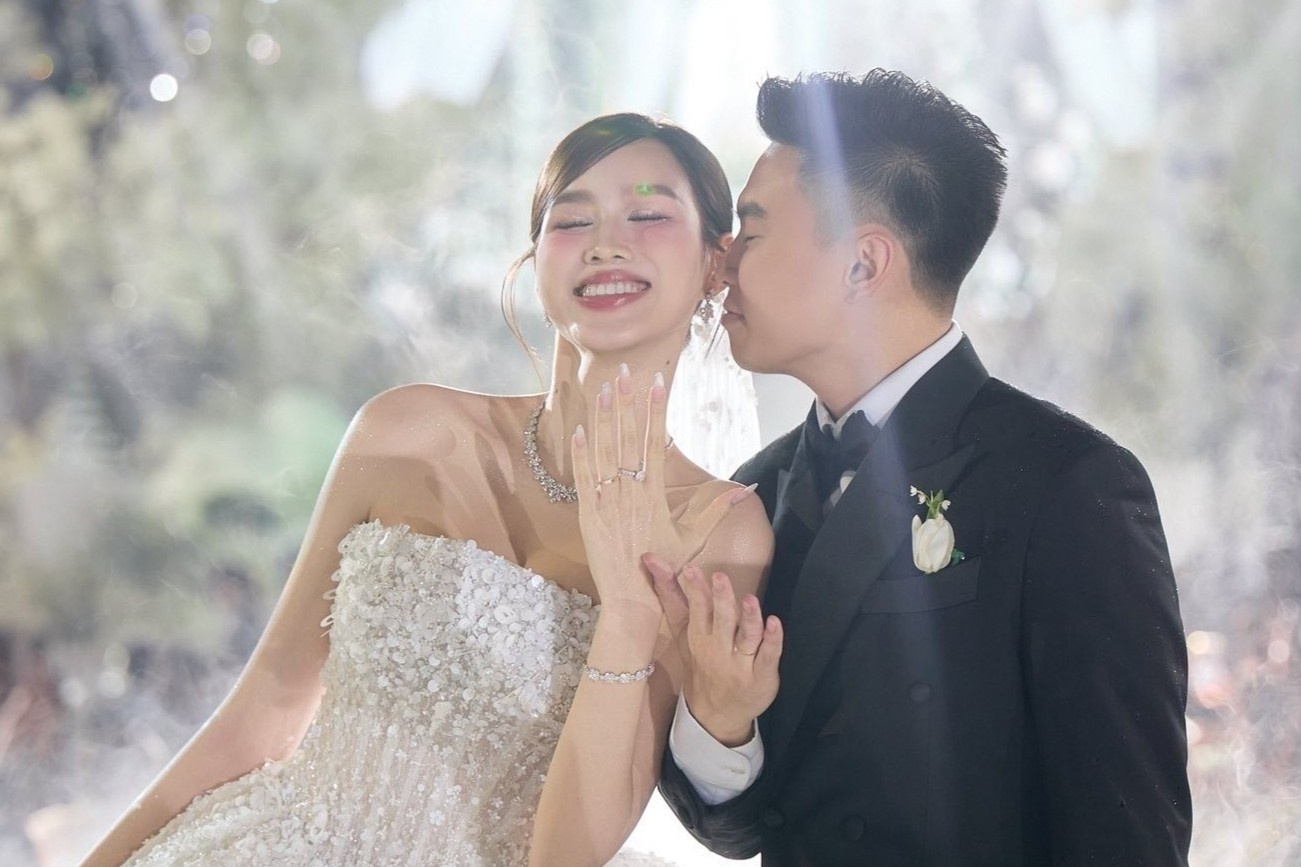 Ly do dan sao vang mat o le cuoi Do Thi Ha va chong thieu gia hinh anh