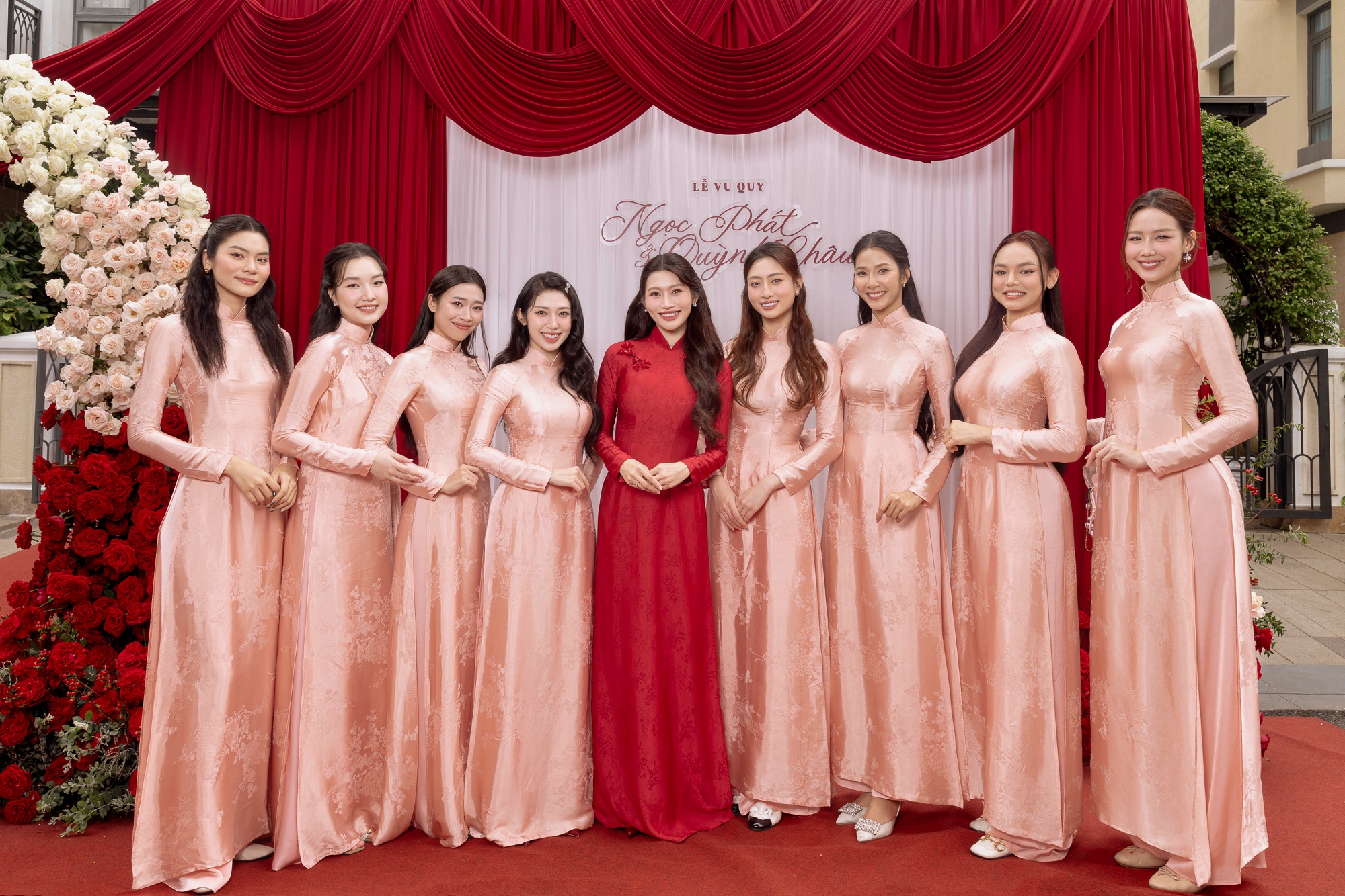 Dàn phù dâu toàn người đẹp của Chế Nguyễn Quỳnh Châu