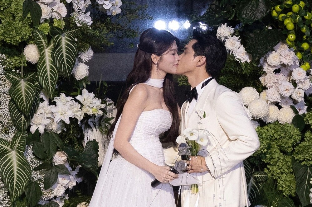 Chong doanh nhan bat khoc trong le cuoi voi A hau Quynh Chau hinh anh