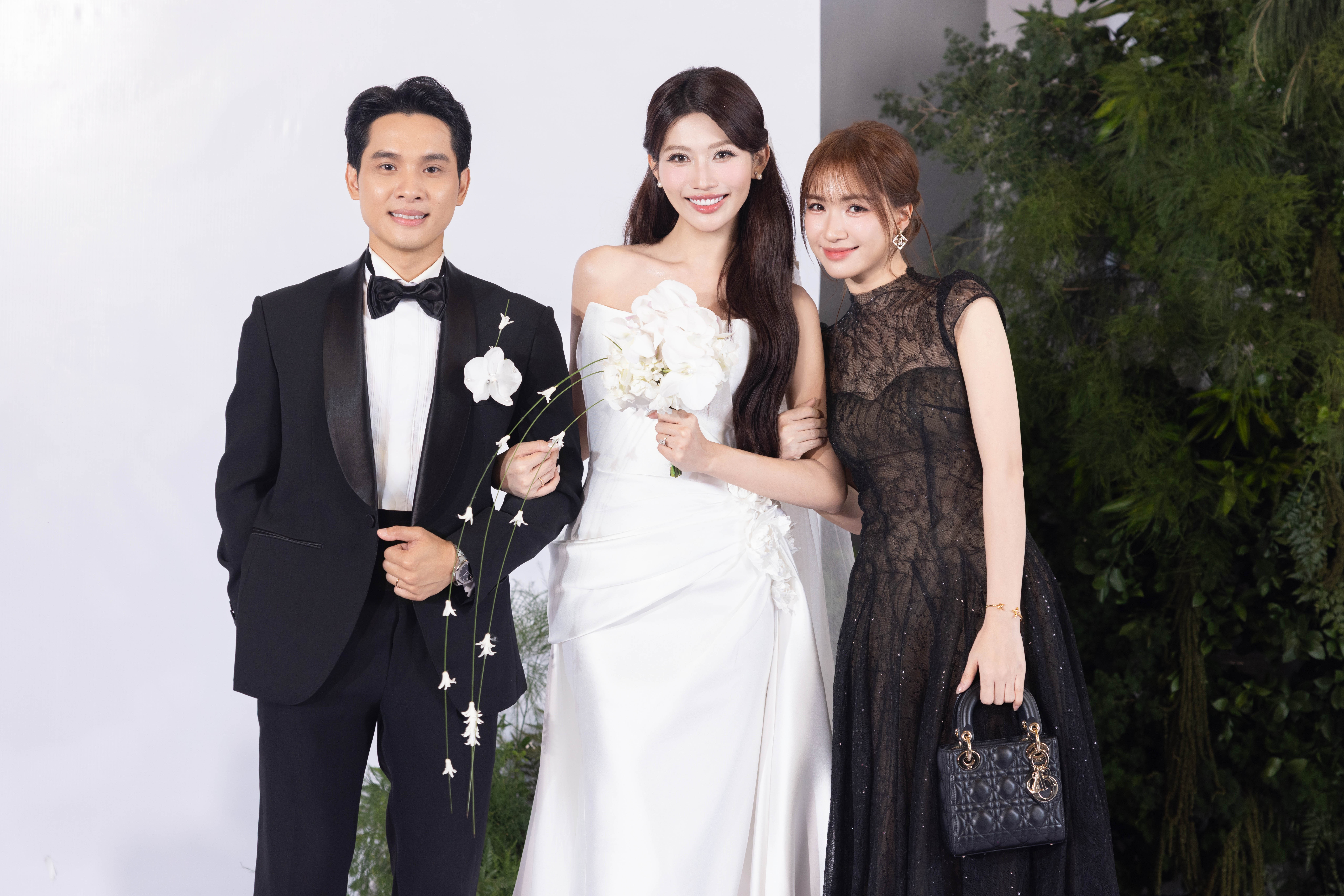 Hòa Minzy hát cực sung tại lễ cưới Quỳnh Châu, chú rể tặng quà khủng