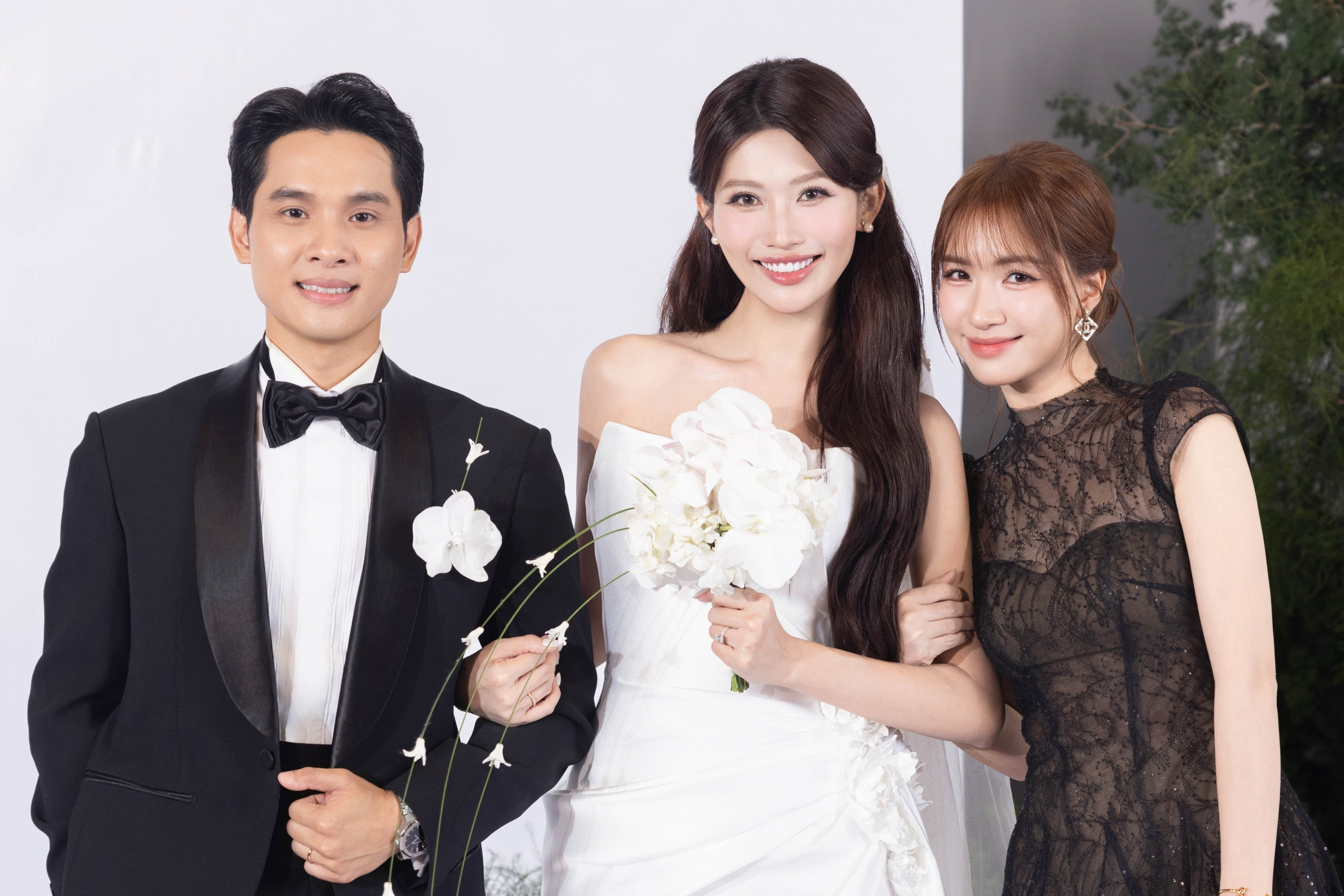 Hoa Minzy duoc tang 4 phong bi o le cuoi Quynh Chau hinh anh