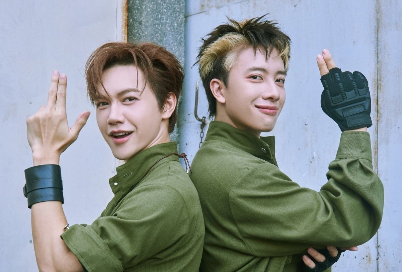 On ao giua 2 anh trai 'say hi' hinh anh