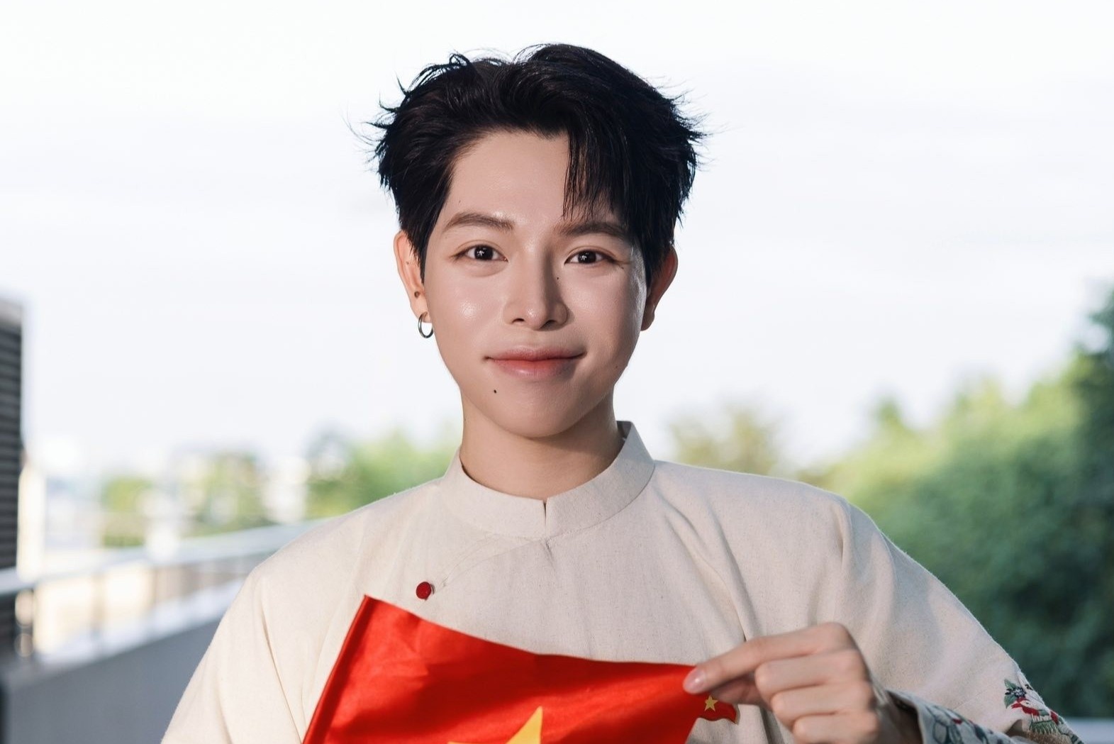 Duc Phuc ung ho mien Trung 200 trieu dong hinh anh