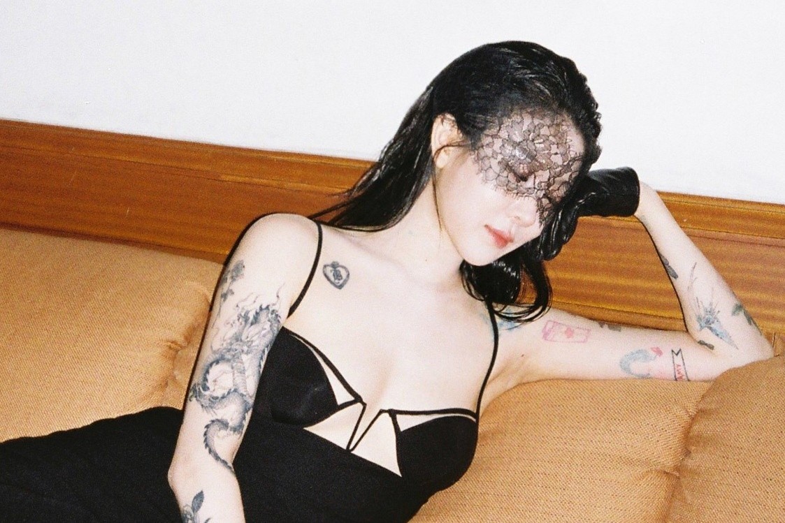 Nu ca si bi ghet bo vi mac do ho hang hinh anh