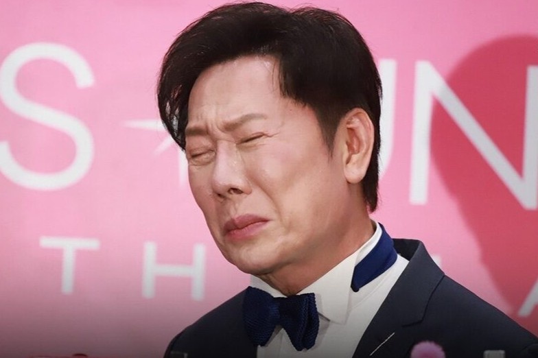 Ong Nawat khoc nuc no hinh anh