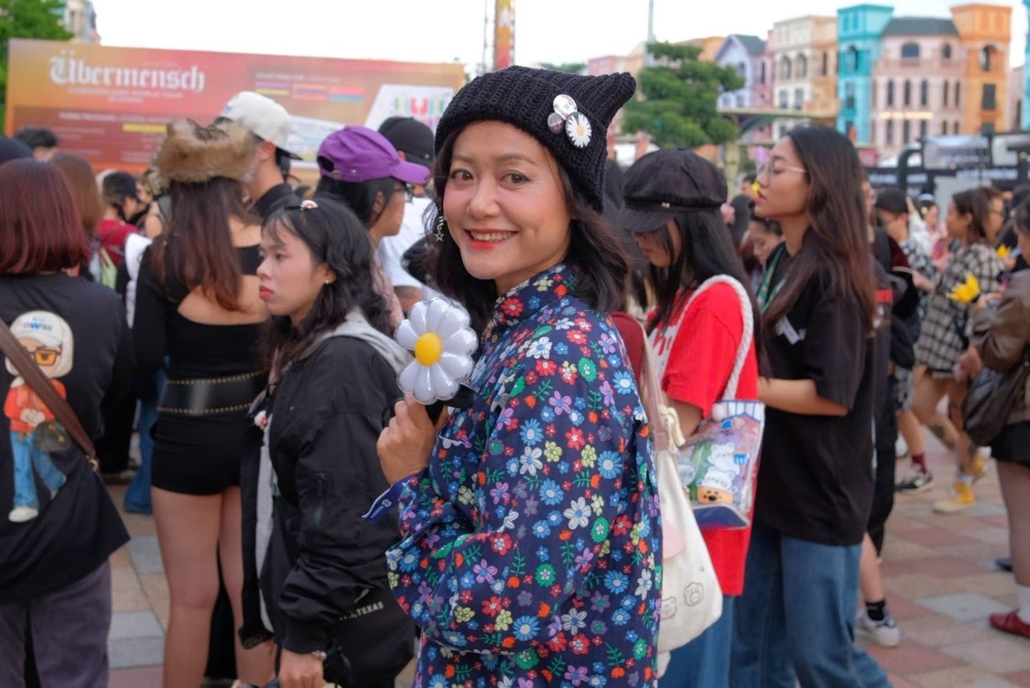 Hong Anh, Dieu Nhi xem concert G-Dragon o Ha Noi hinh anh