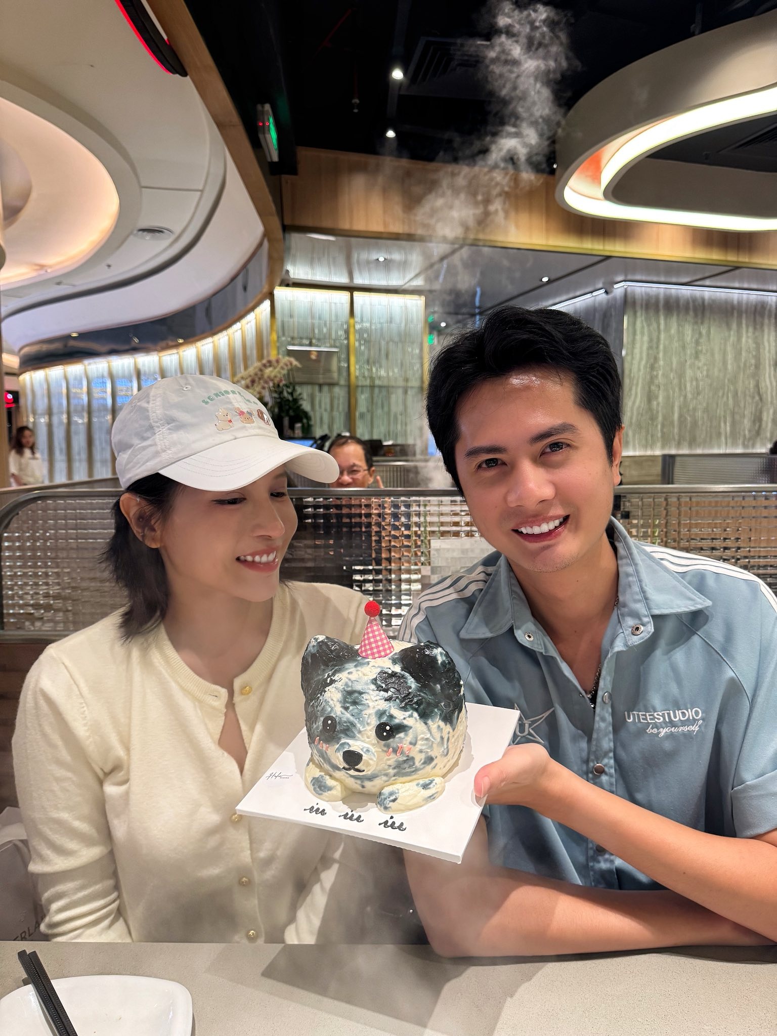 Hình ảnh Huỳnh Phương hẹn hò Khả Như trong tiệc sinh nhật gây chú ý, fan khen đẹp đôi và ngầm xác nhận tin đồn tình cảm của cặp sao.