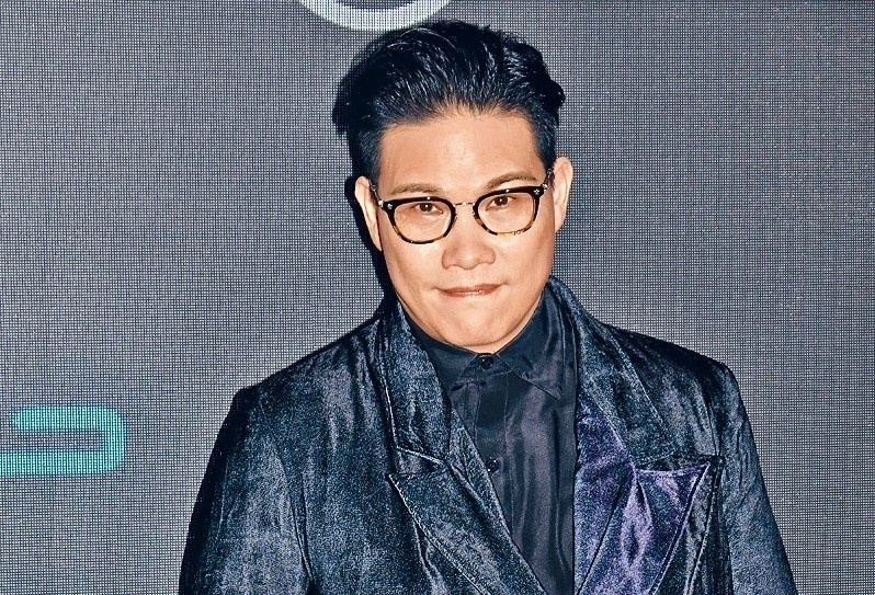 To Vinh Khang lo anh ngoai tinh tren bo bien? hinh anh