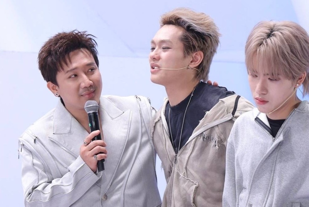 Anh trai 'say hi' dinh chinh hinh anh