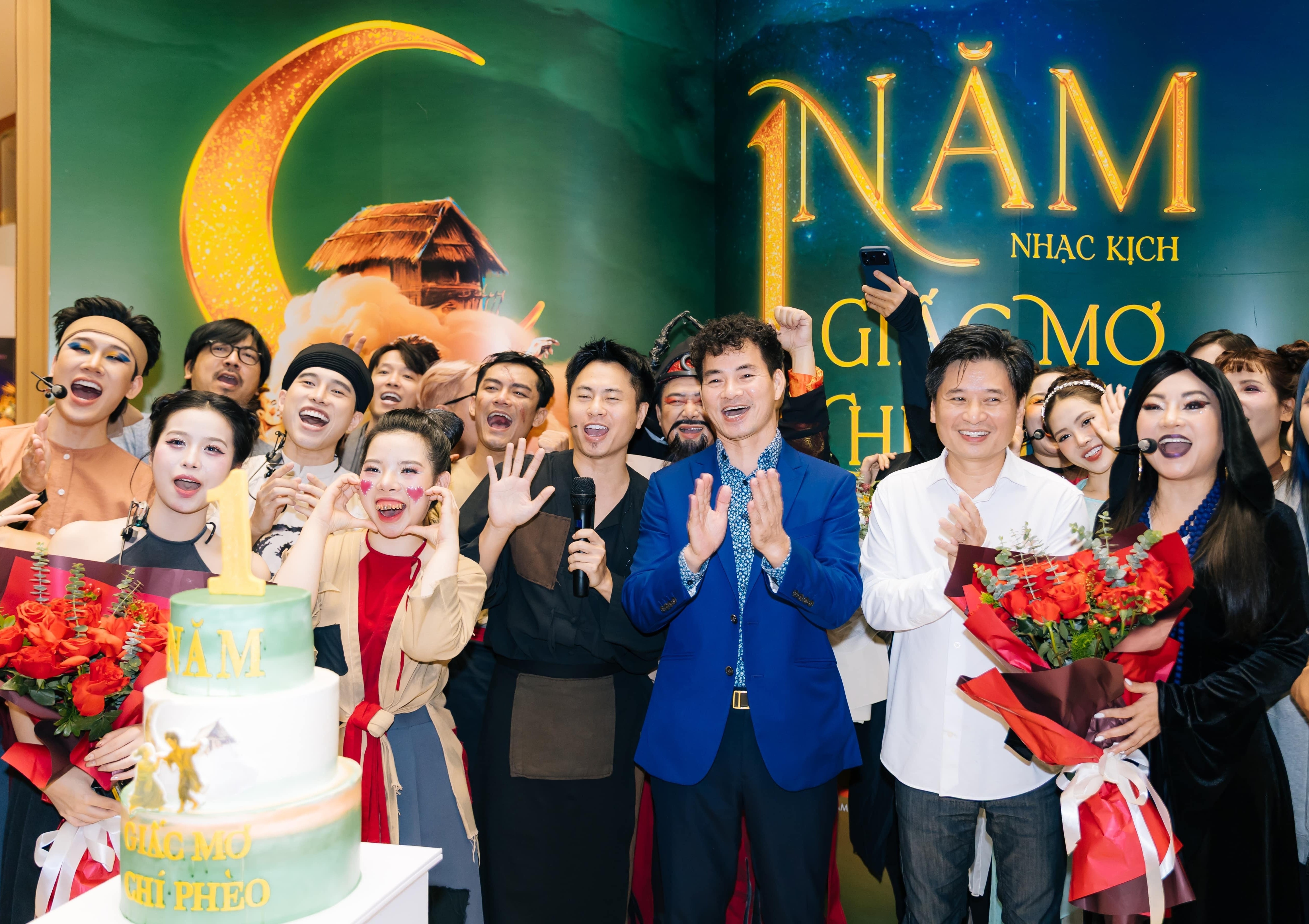 Nhạc kịch Giấc mơ Chí Phèo thu hút khán giả tại nhà hát Hồ Gươm