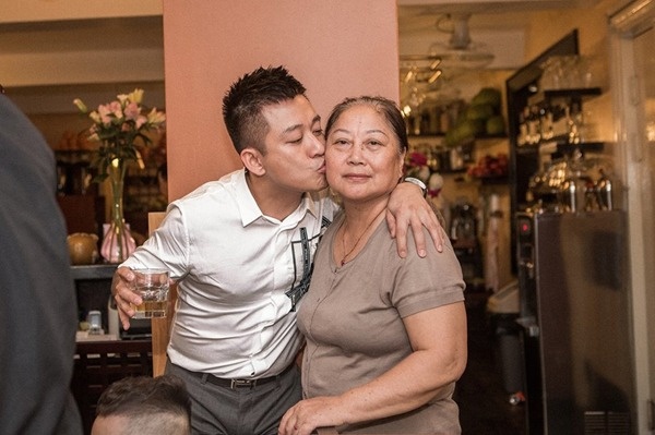 Nghe si Viet den tien dua me Tuan Hung hinh anh