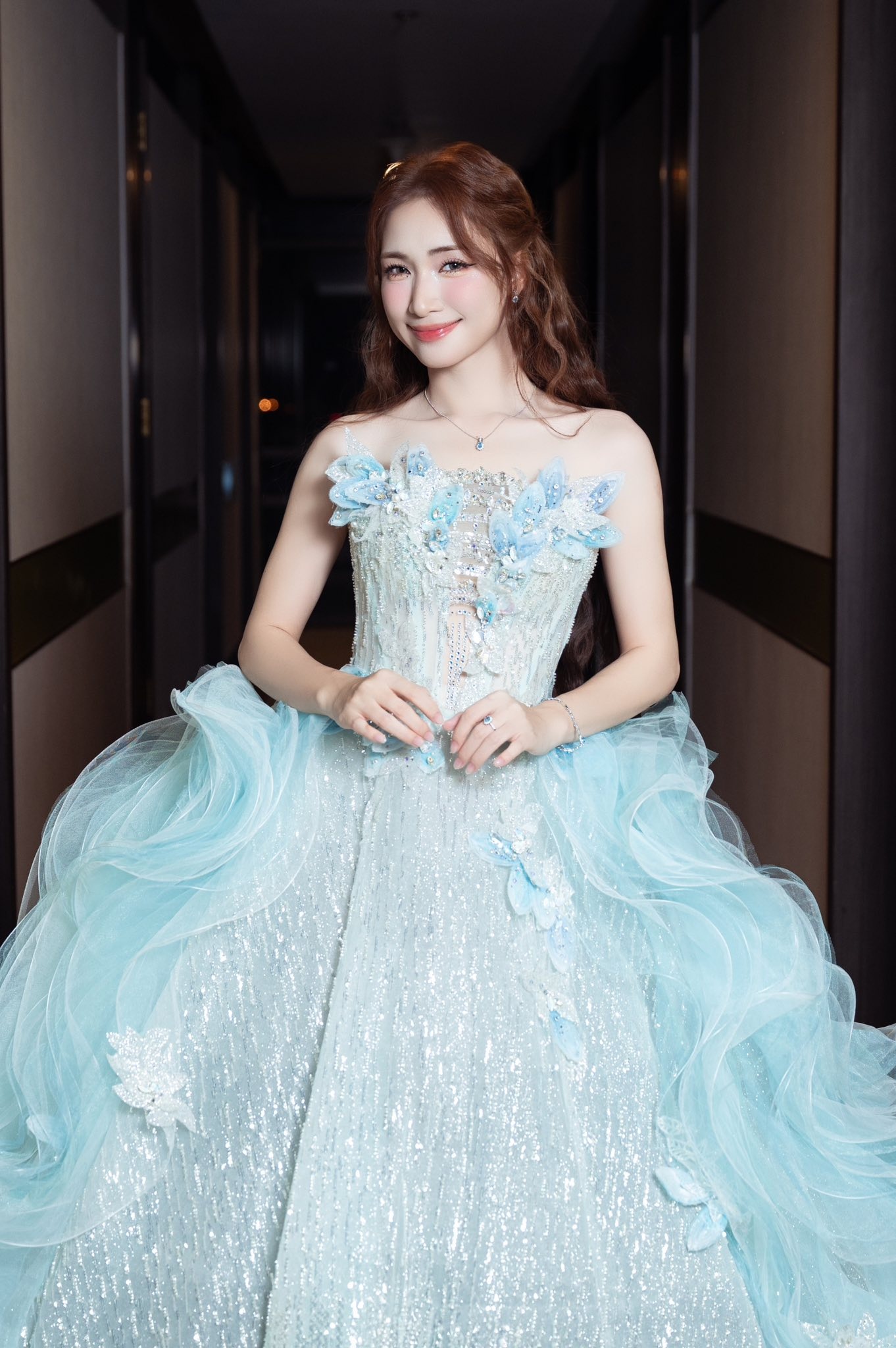 Hoa_Minzy_ung_ho_mien_Trung.jpg