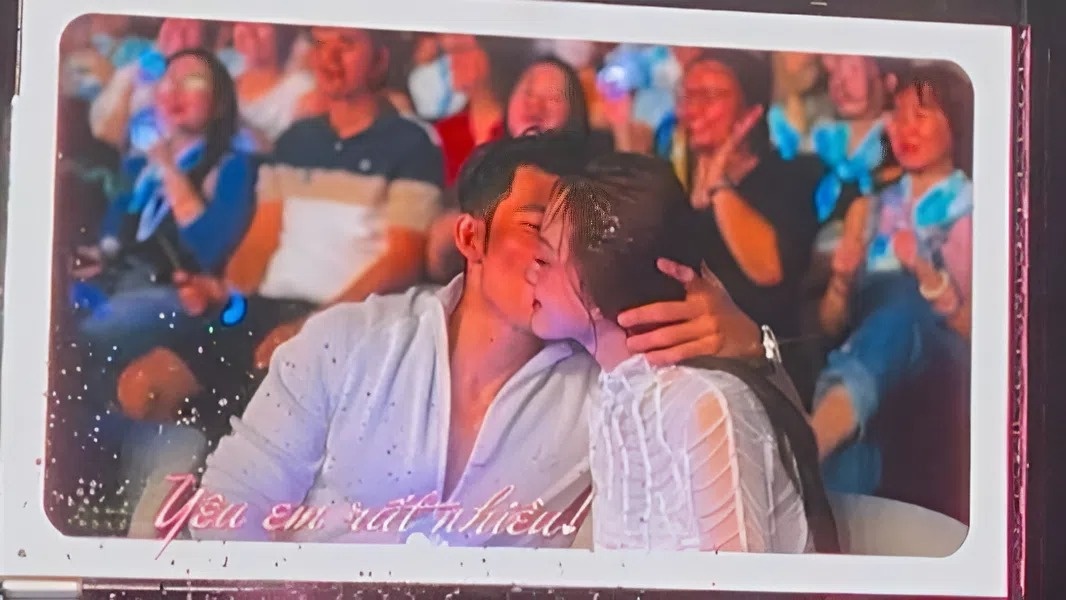 Lien Binh Phat hon ban gai Ngoc Kayla truoc 'kiss cam' hinh anh