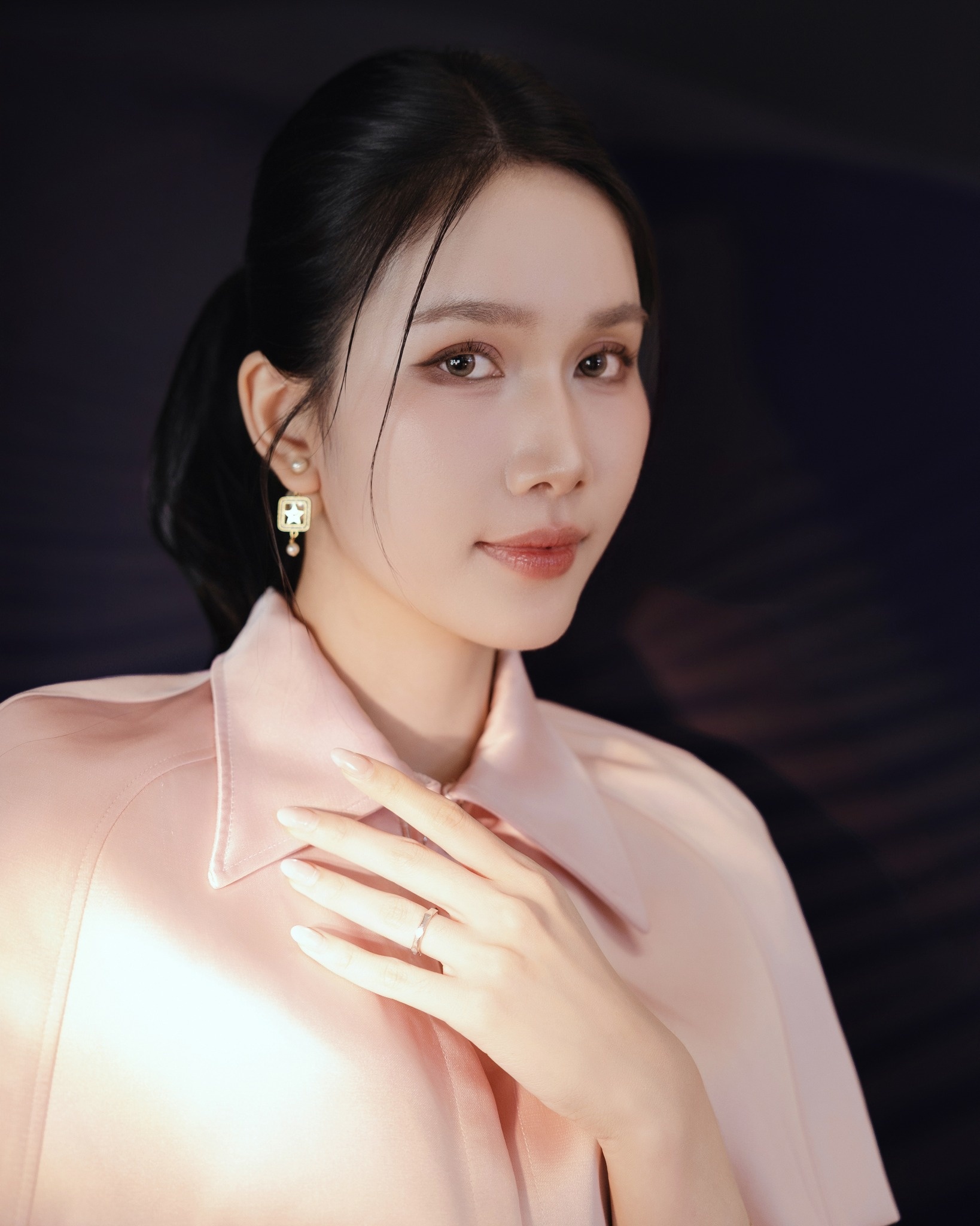 A_hau_Phuong_Anh_roi_Sen_Vang_1.jpg