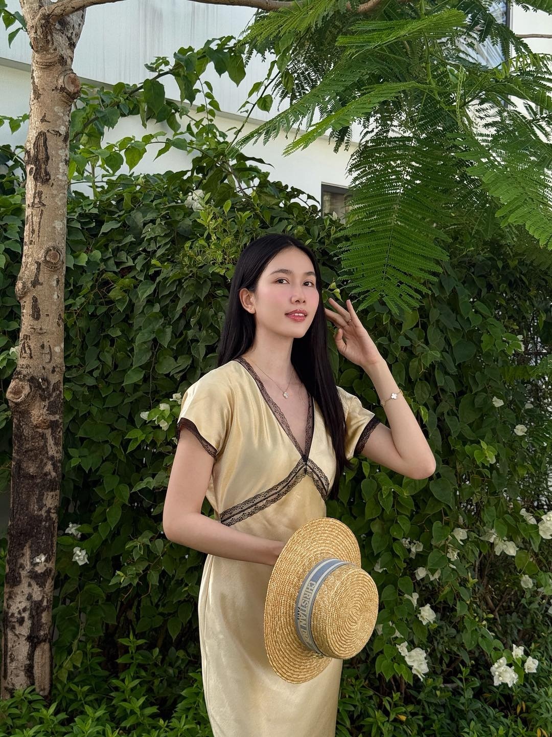 A_hau_Phuong_Anh_roi_Sen_Vang_11.jpg