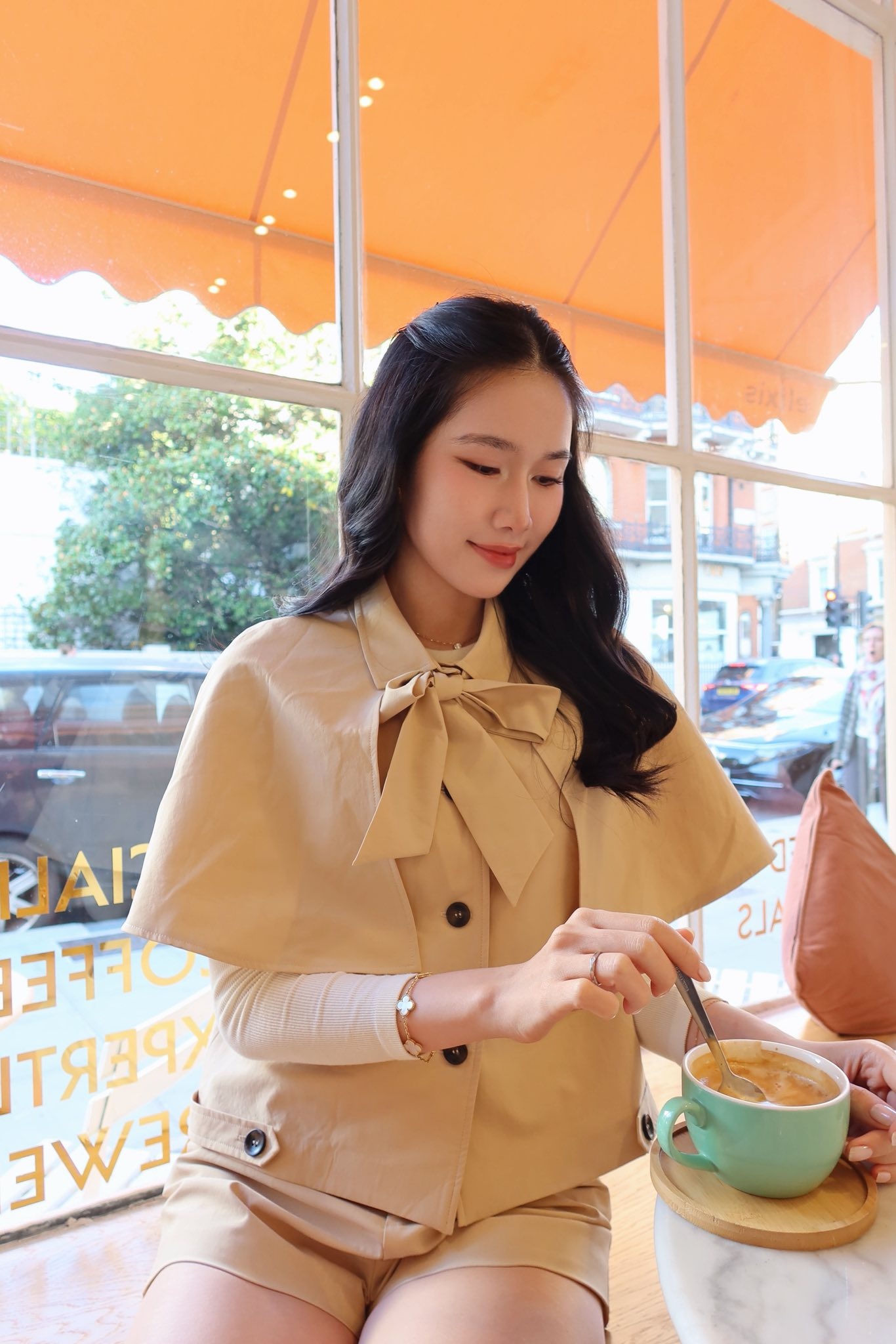 A_hau_Phuong_Anh_roi_Sen_Vang_4.jpg