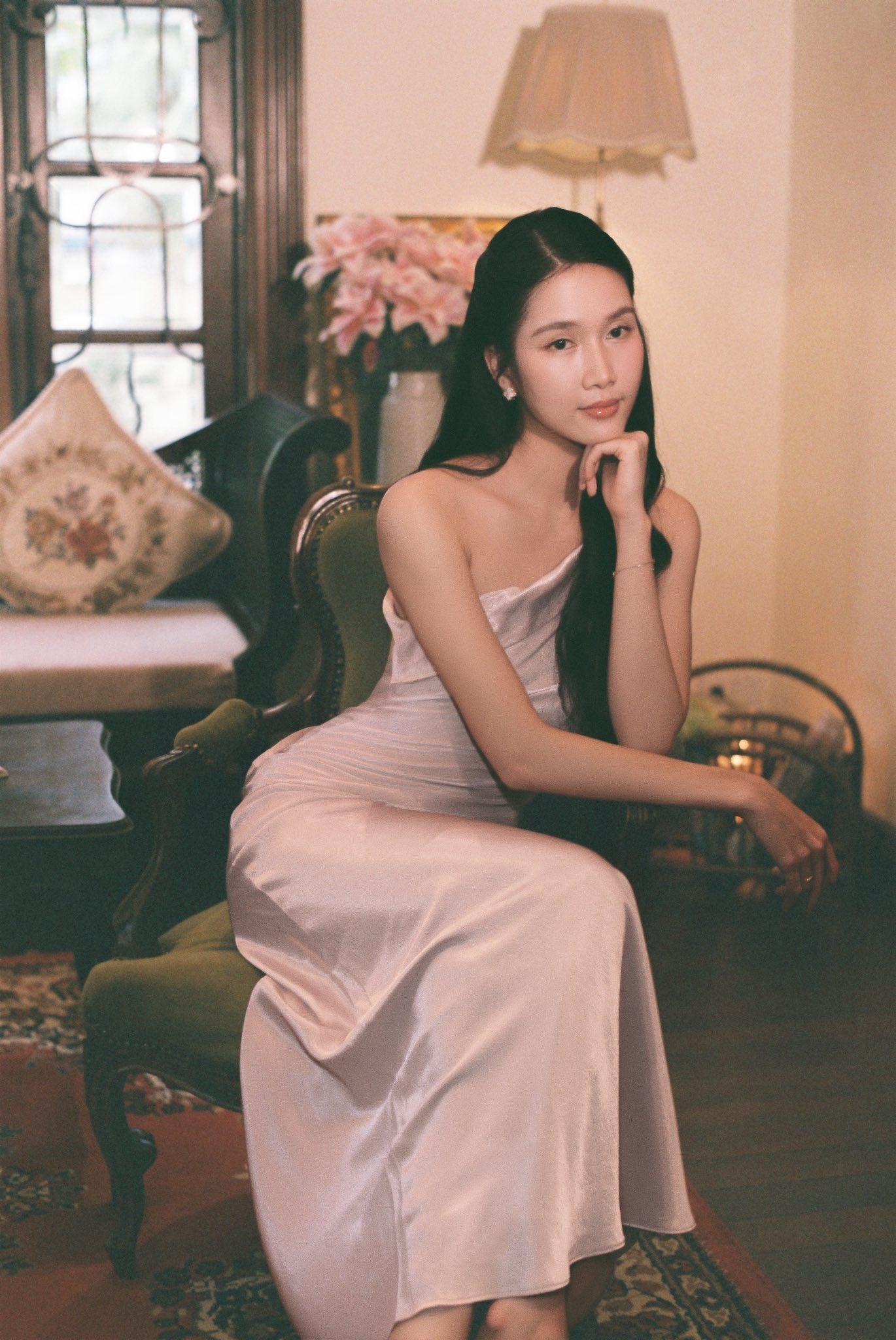 A_hau_Phuong_Anh_roi_Sen_Vang_5.jpg