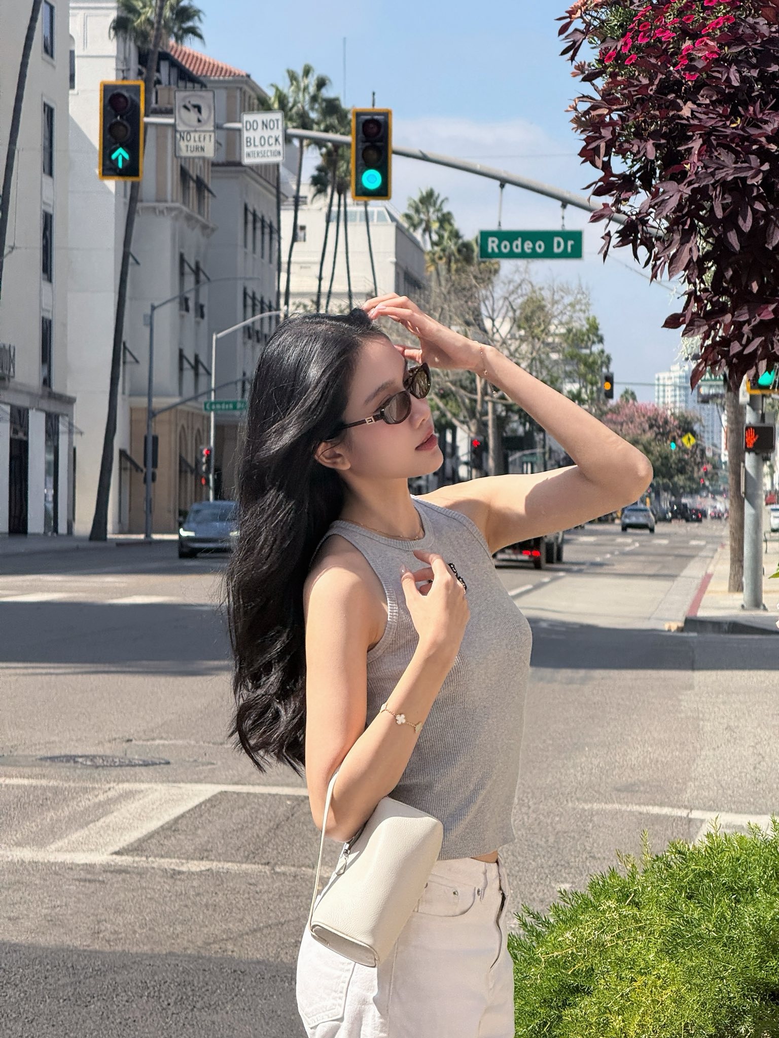 A_hau_Phuong_Anh_roi_Sen_Vang_6.jpg
