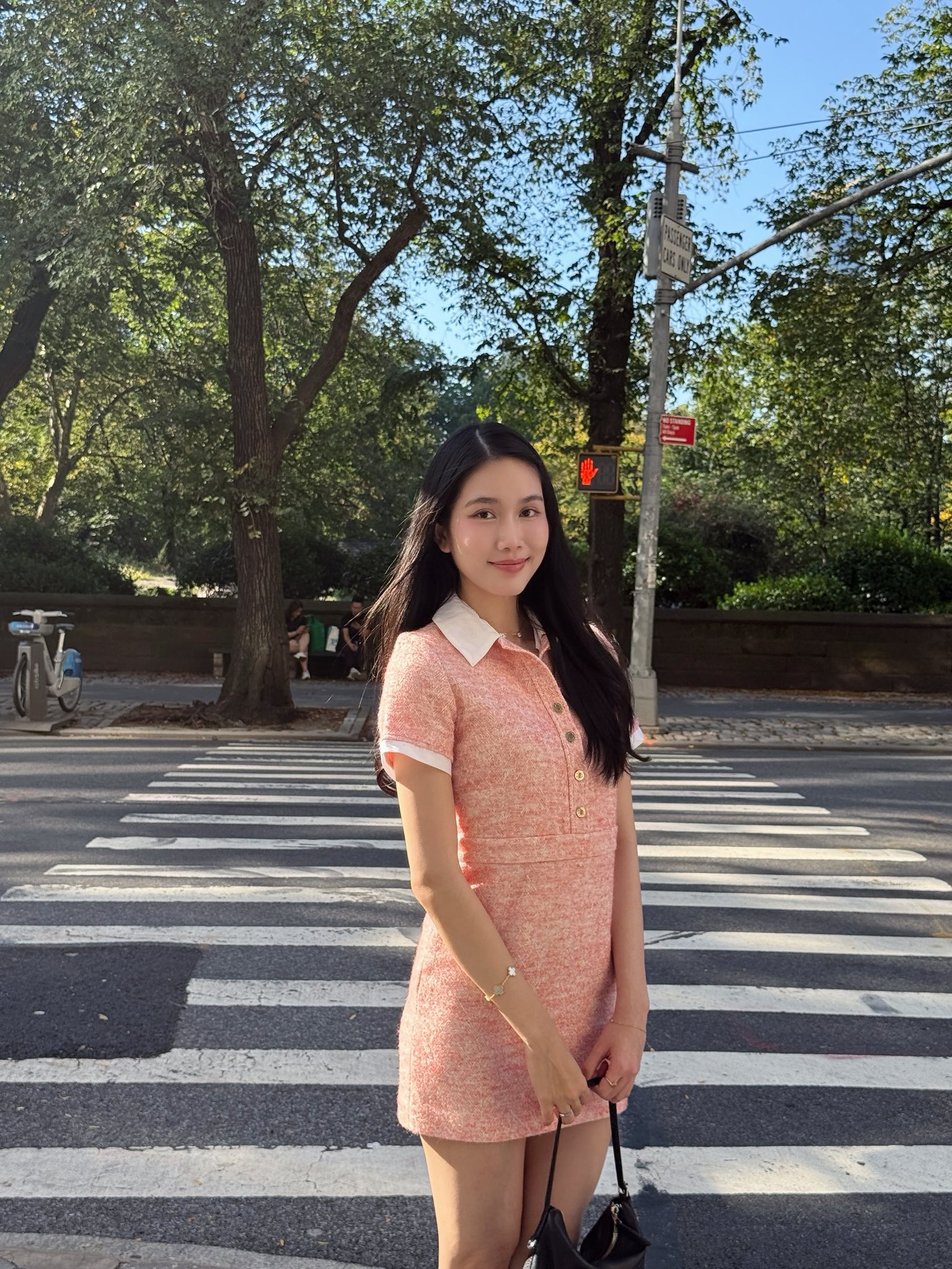 A_hau_Phuong_Anh_roi_Sen_Vang_7.jpg