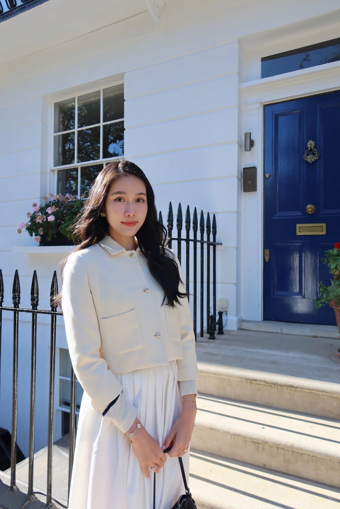 A_hau_Phuong_Anh_roi_Sen_Vang_8.jpg