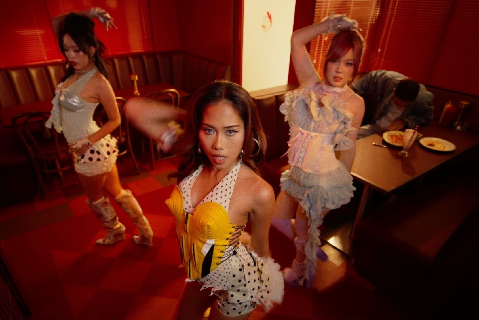 Nhom nhac nu phai go bo MV vi qua ho hang hinh anh