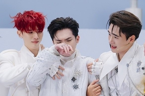 Chuyen gi dang xay ra o Anh trai 'say hi' hinh anh