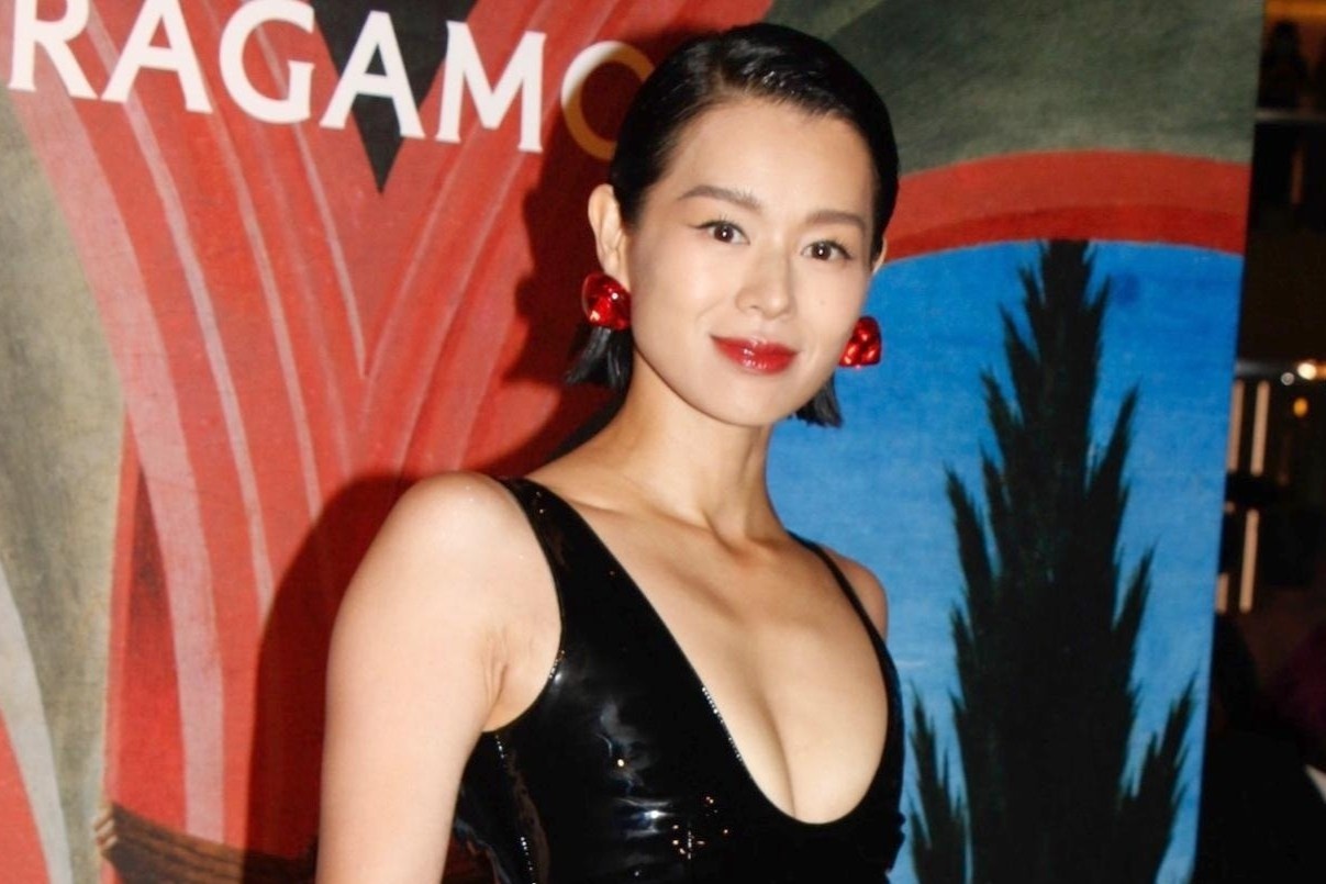 Ho Hanh Nhi mo tiec xa hoa hinh anh