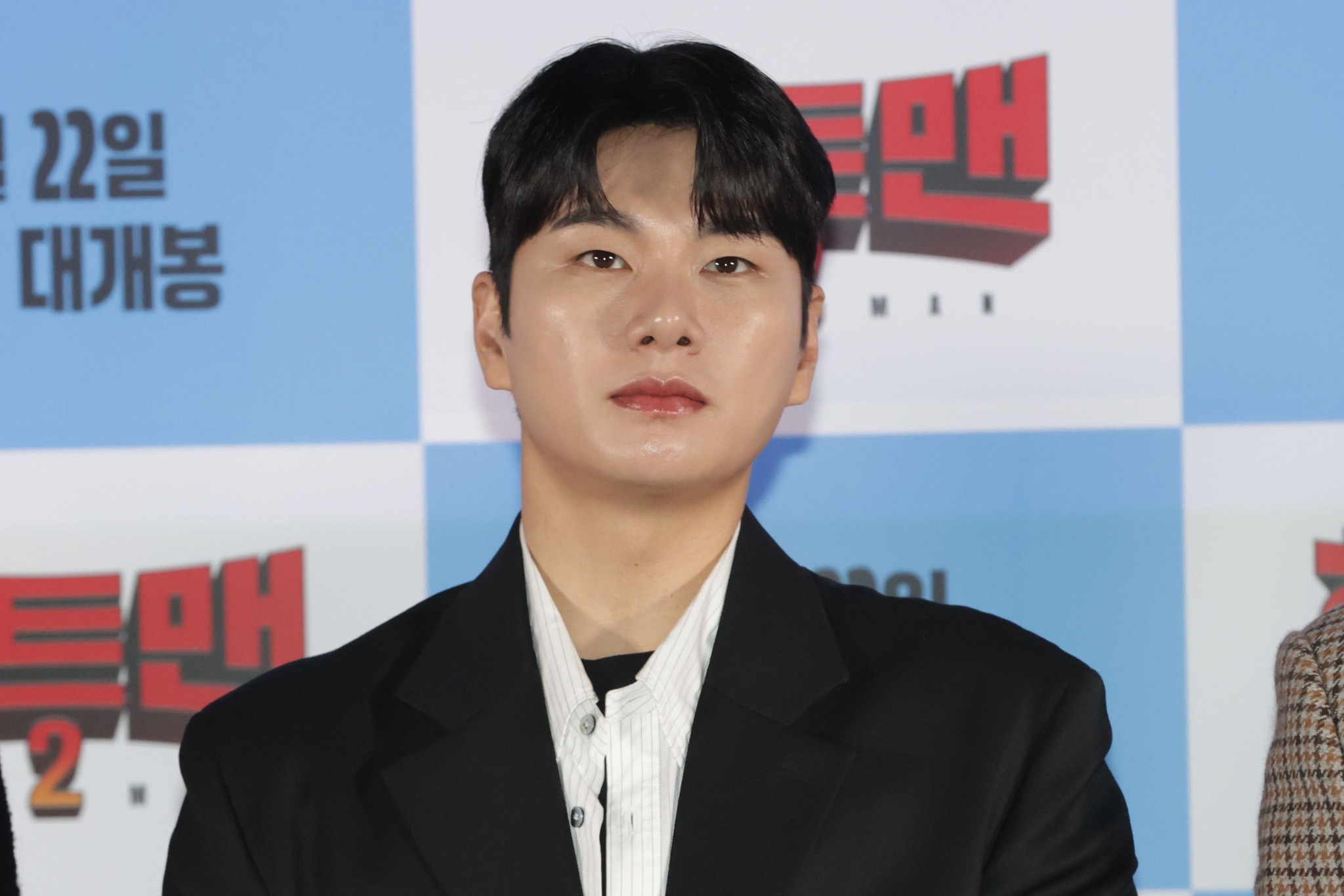 Lee_Yi_Kyung_.jpg