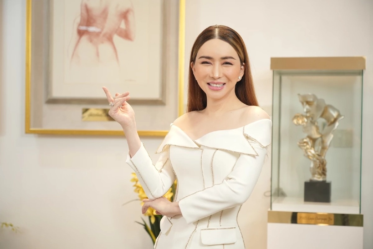nu_ty_phu_chuyen_gioi_Anne_Jakkaphong_.jpg