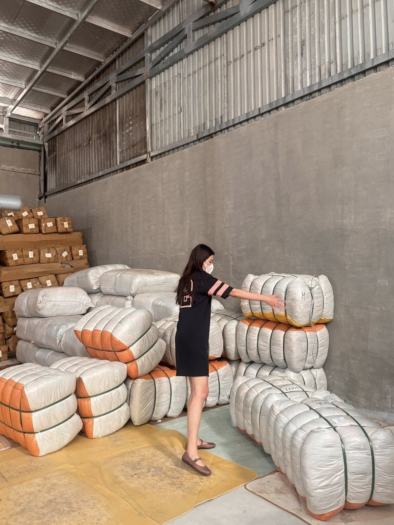 Sam, Chế Nguyễn Quỳnh Châu... ủng hộ 2.300 chiếc chăn ấm. Ảnh: FBNV.